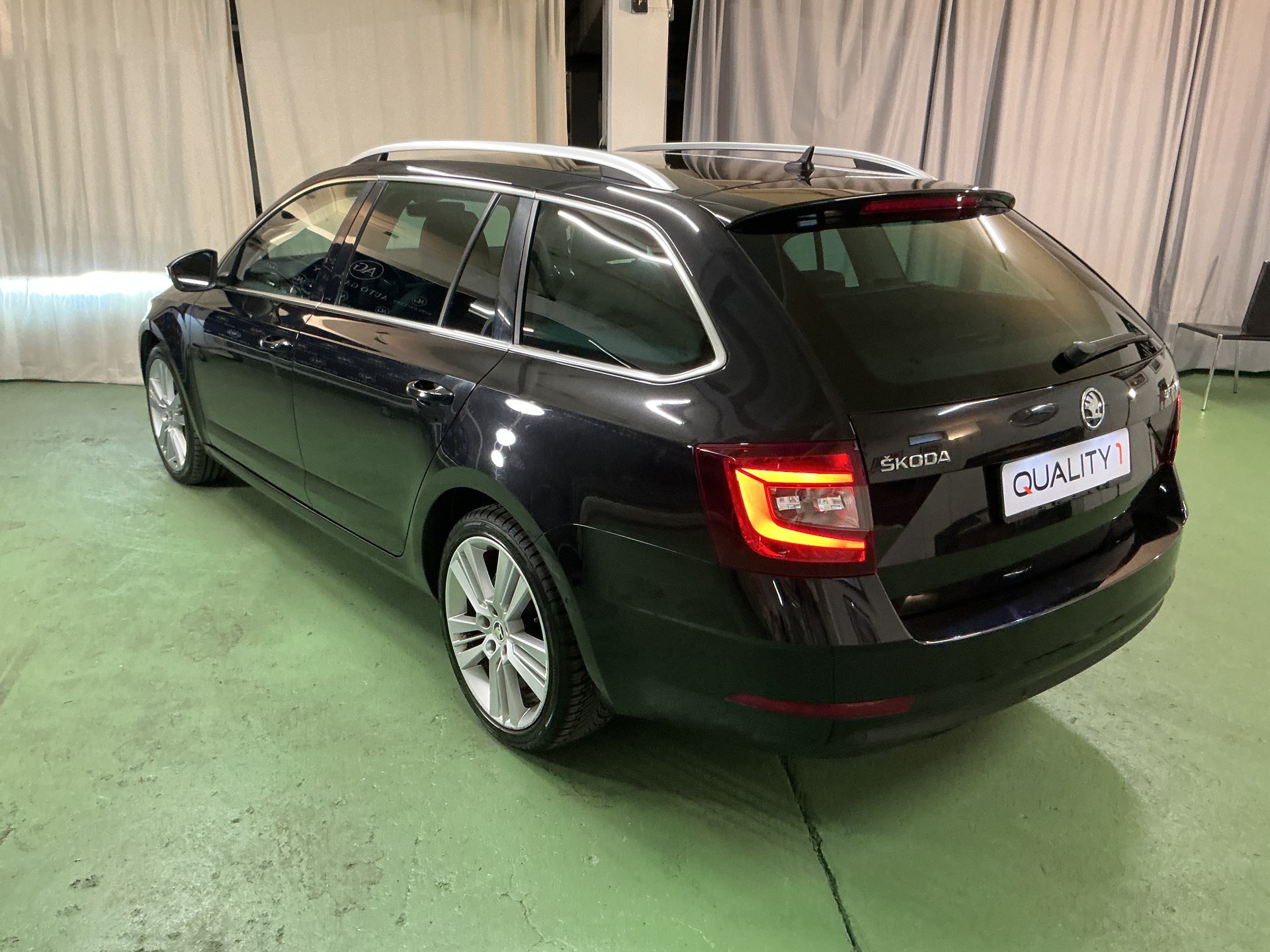 SKODA Octavia Combi 2.0 TDI Style DSG-image-7