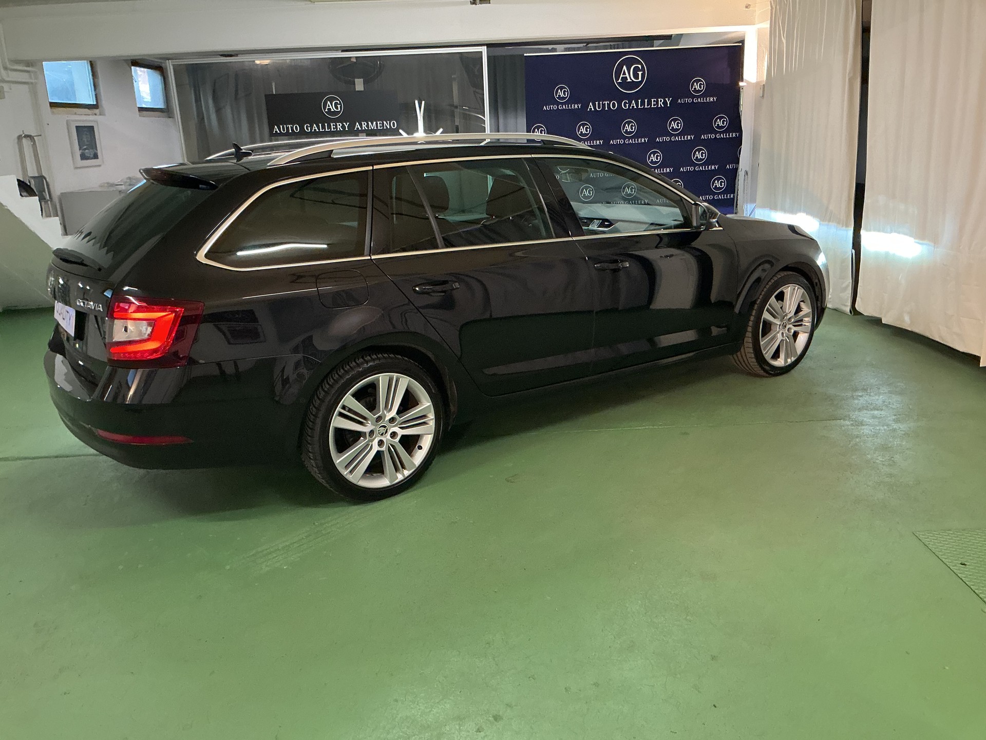 SKODA Octavia Combi 2.0 TDI Style DSG-image-5