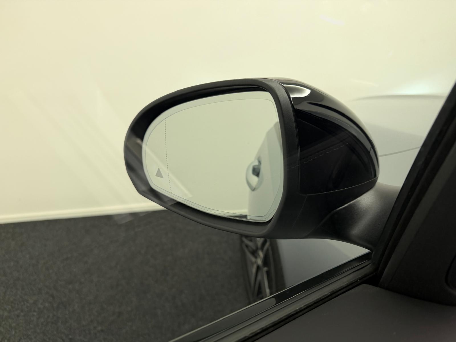 MERCEDES-BENZ C 300 e AMG Line 4matic-image-16