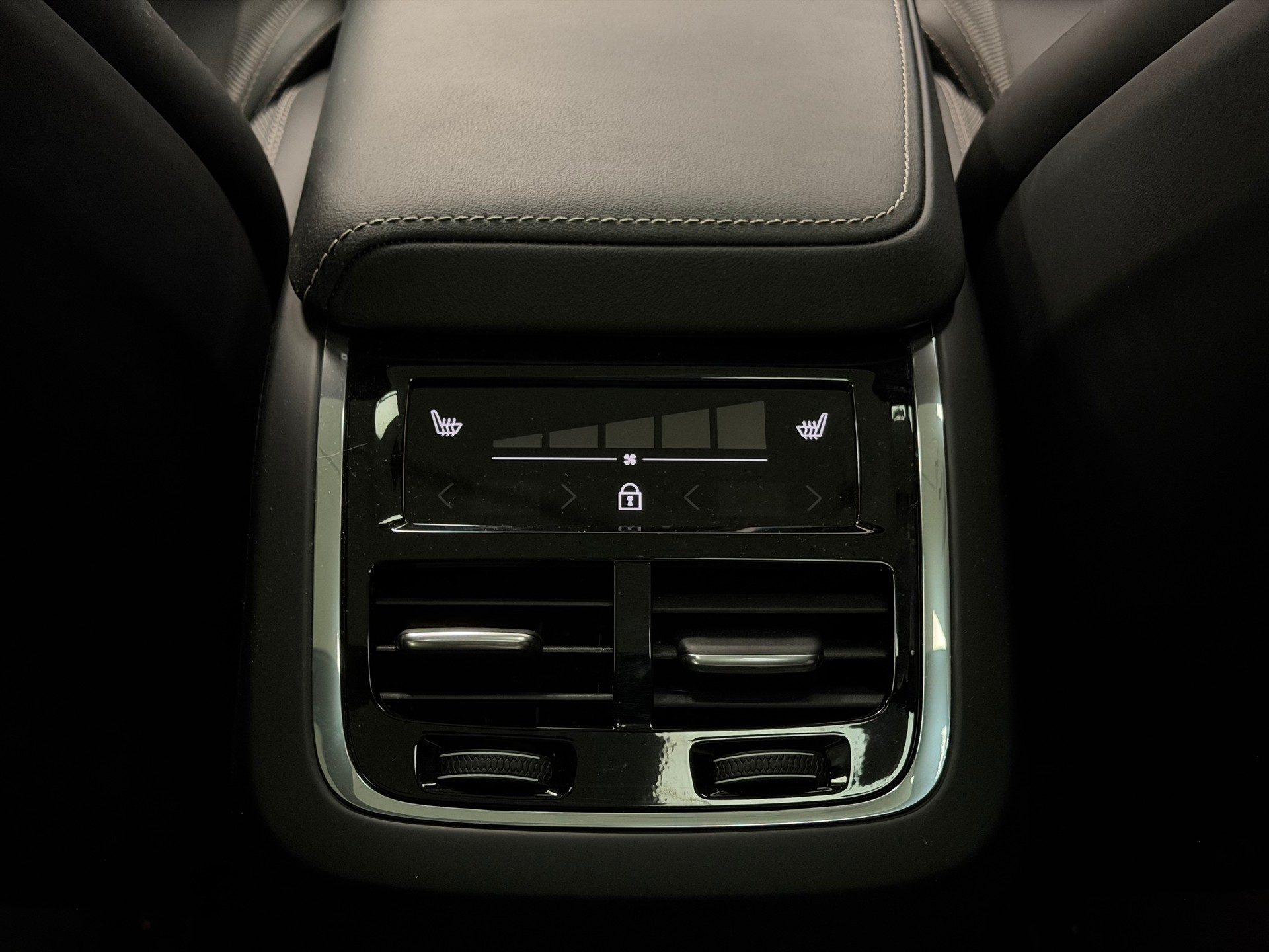 VOLVO V60 B4 Benzin Mild Hybrid Ultra Dark DCT-image-24