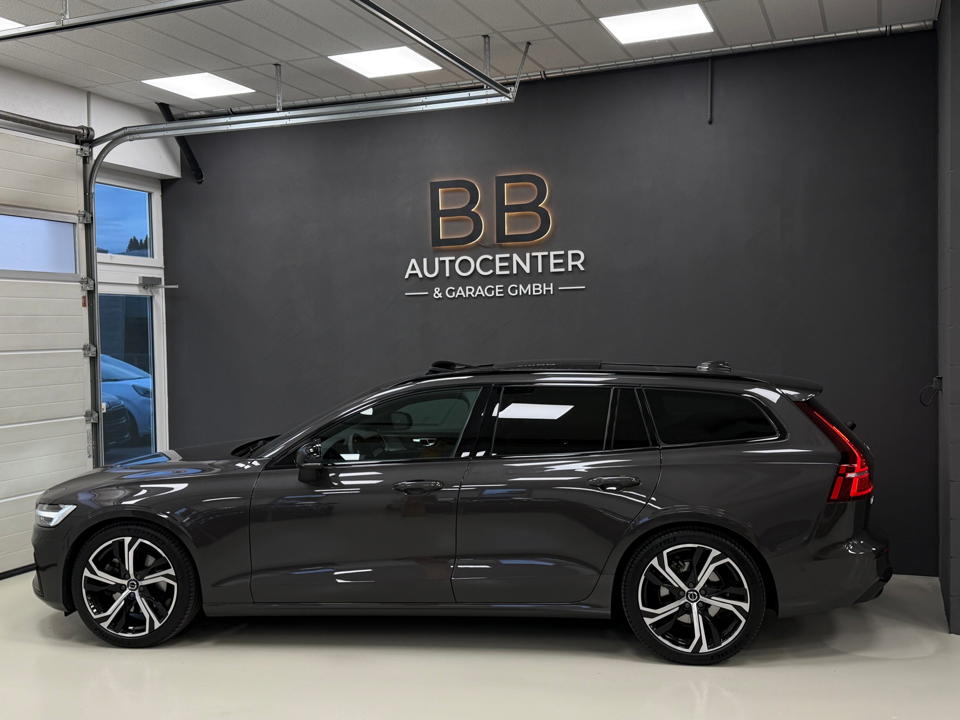 VOLVO V60 B4 Benzin Mild Hybrid Ultra Dark DCT-showroom-element-3