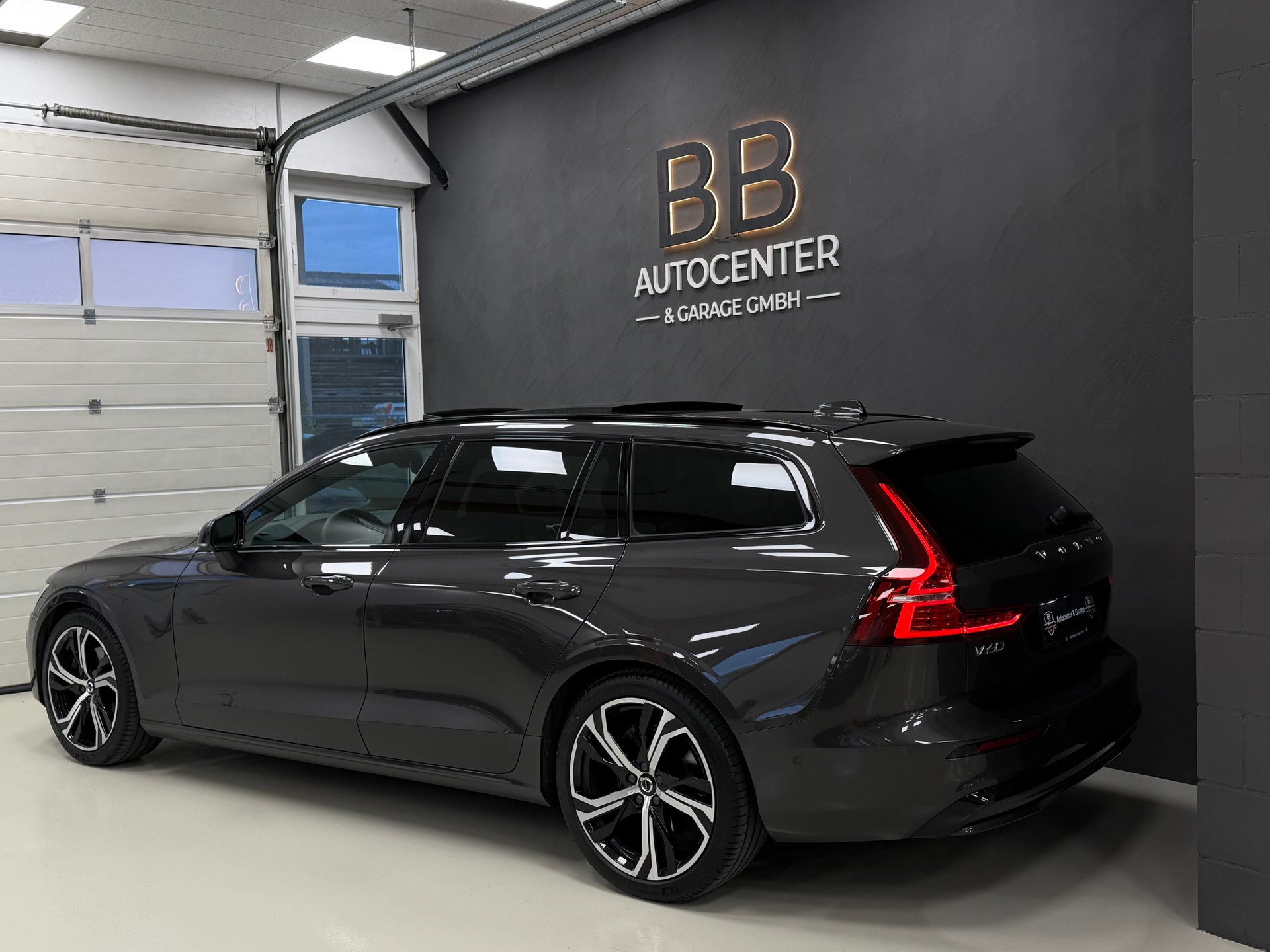 VOLVO V60 B4 Benzin Mild Hybrid Ultra Dark DCT-image-4