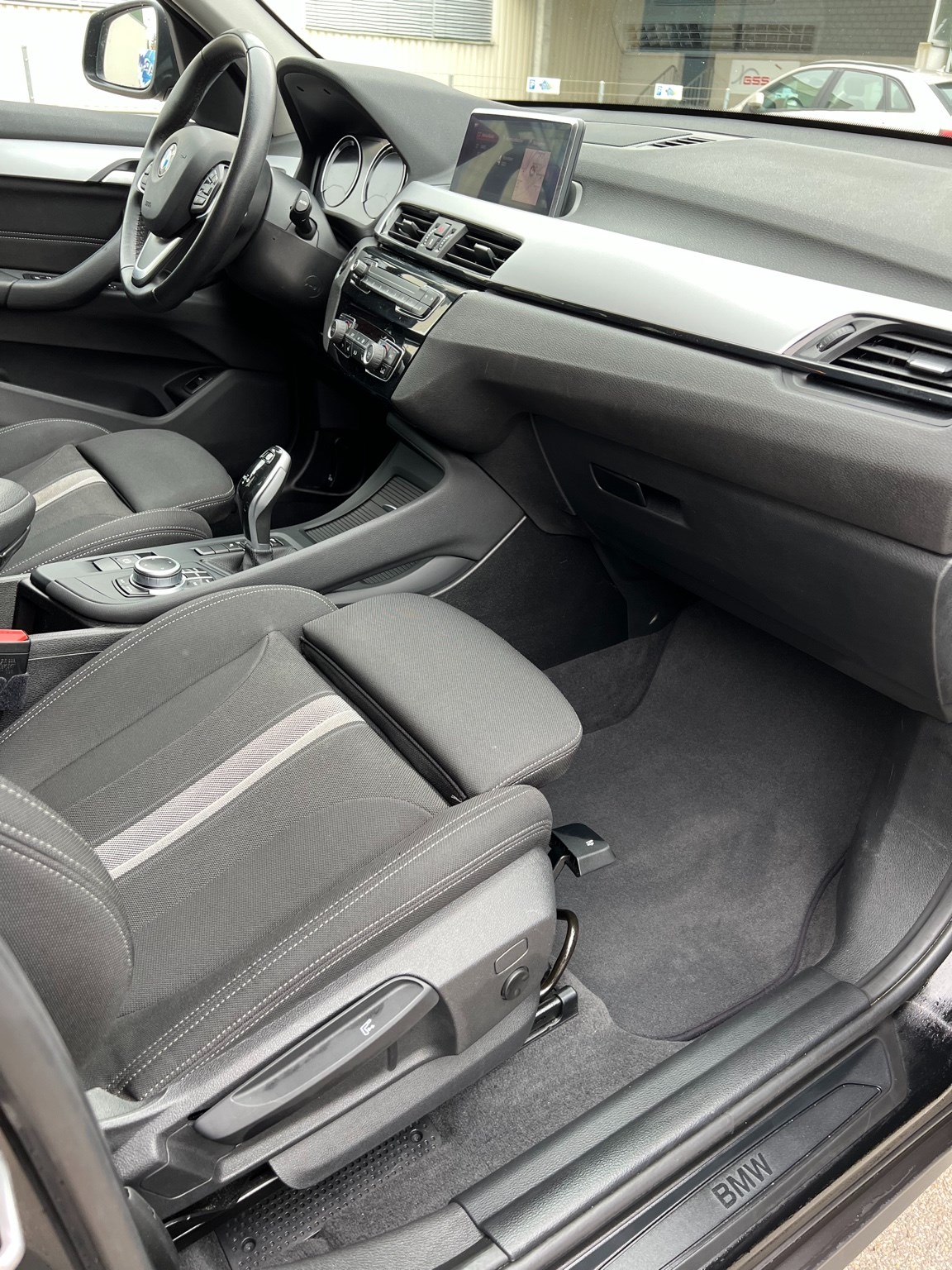 BMW X1 sDrive 18d Essential Edition Steptronic-image-12