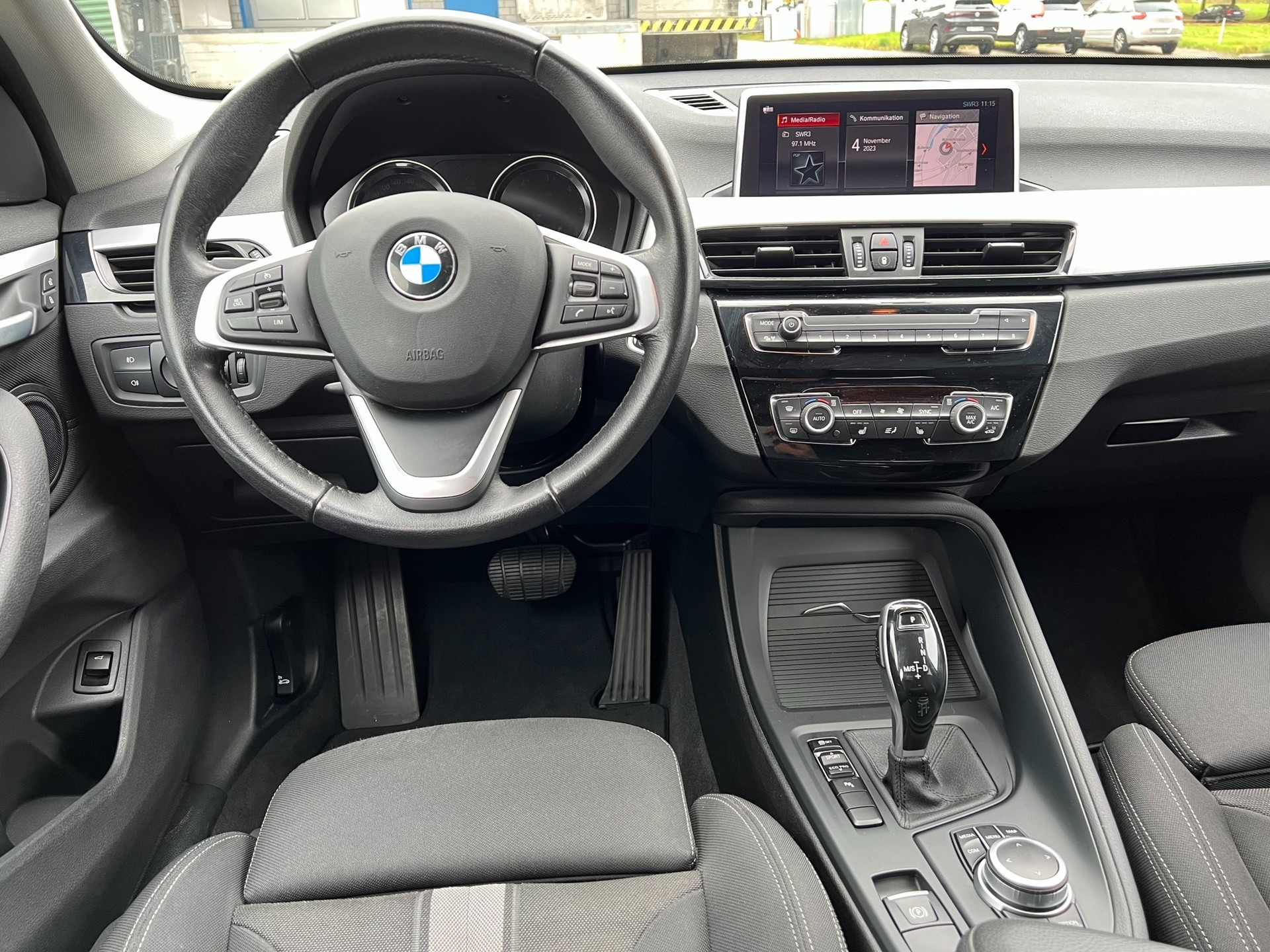 BMW X1 sDrive 18d Essential Edition Steptronic-image-5
