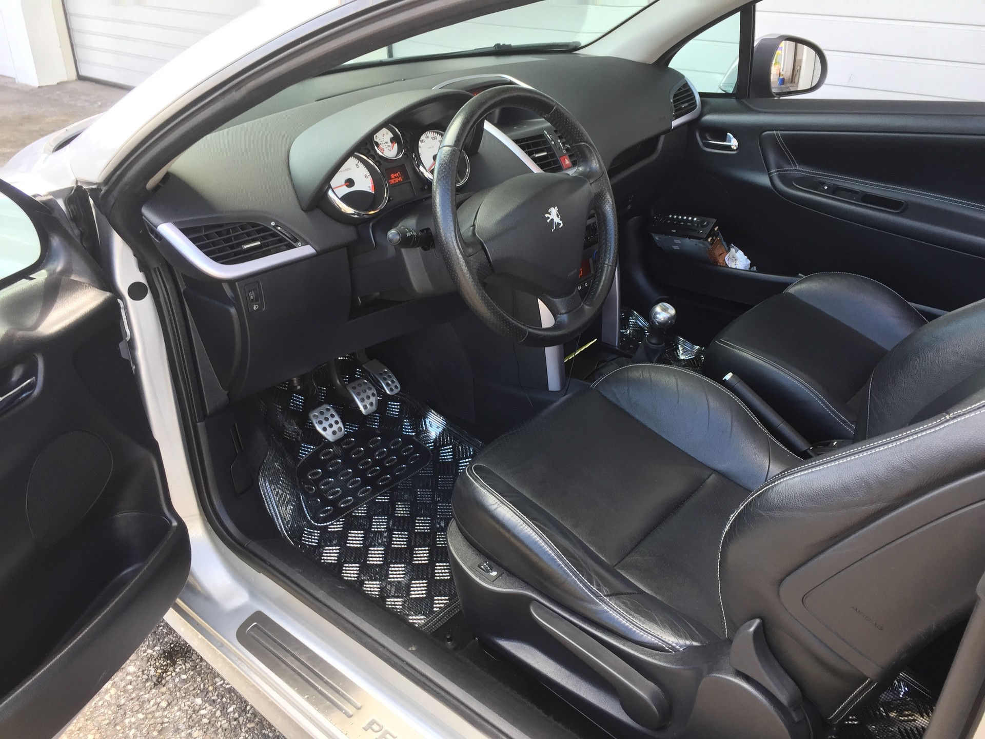 PEUGEOT 207 CC 1.6 16V Turbo Platinium Edition-image-9