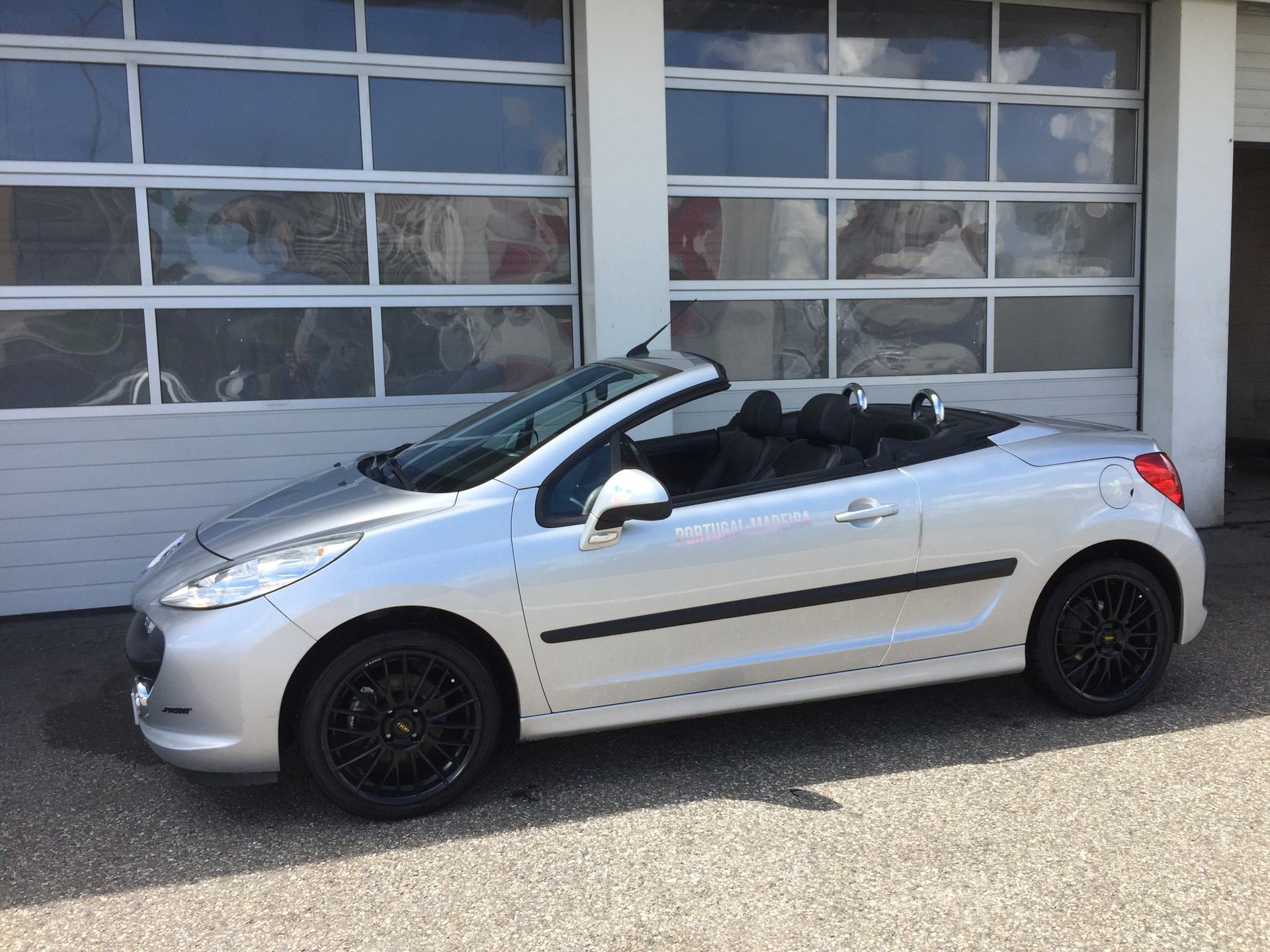 PEUGEOT 207 CC 1.6 16V Turbo Platinium Edition-image-12