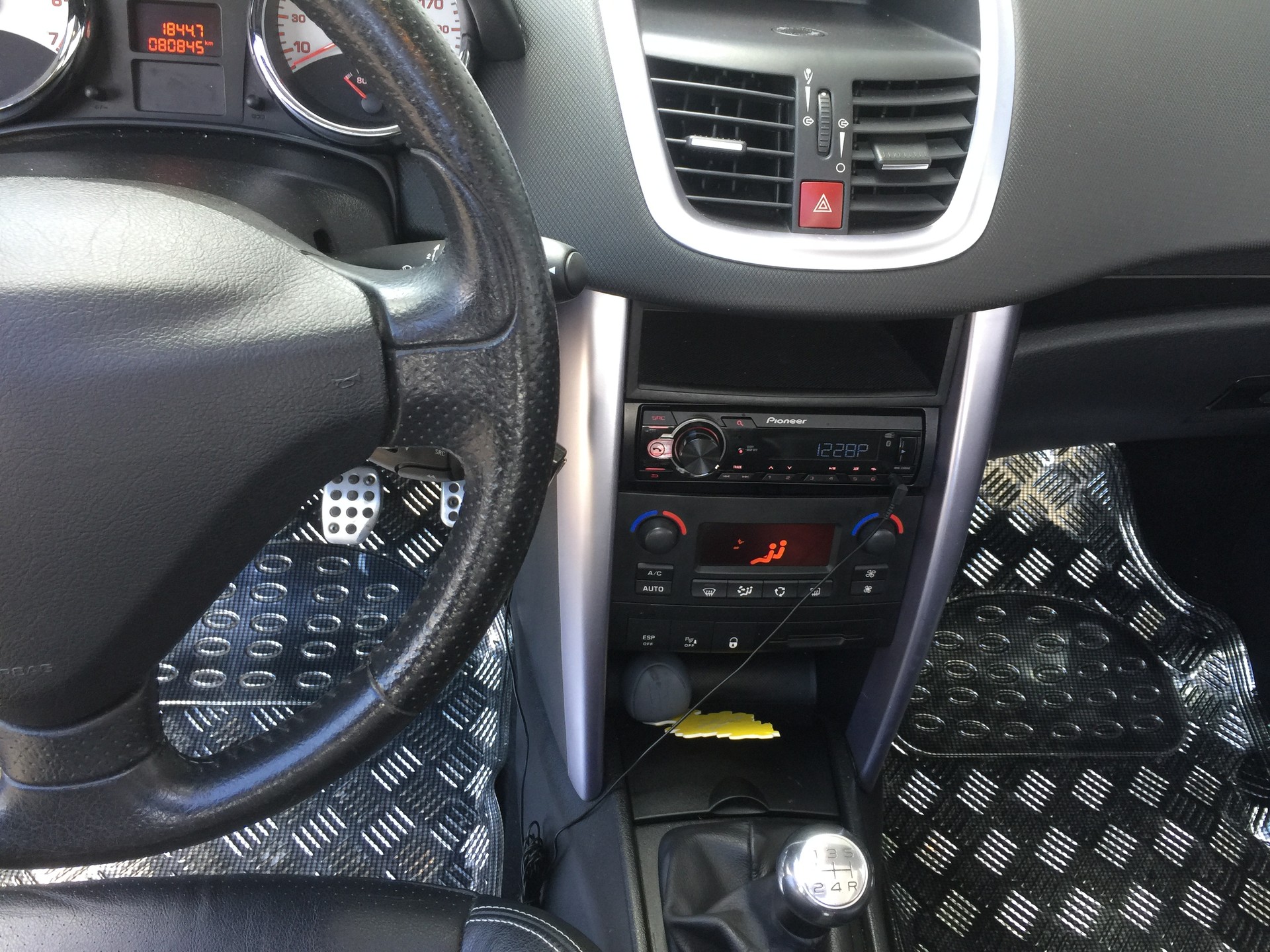 PEUGEOT 207 CC 1.6 16V Turbo Platinium Edition-image-11