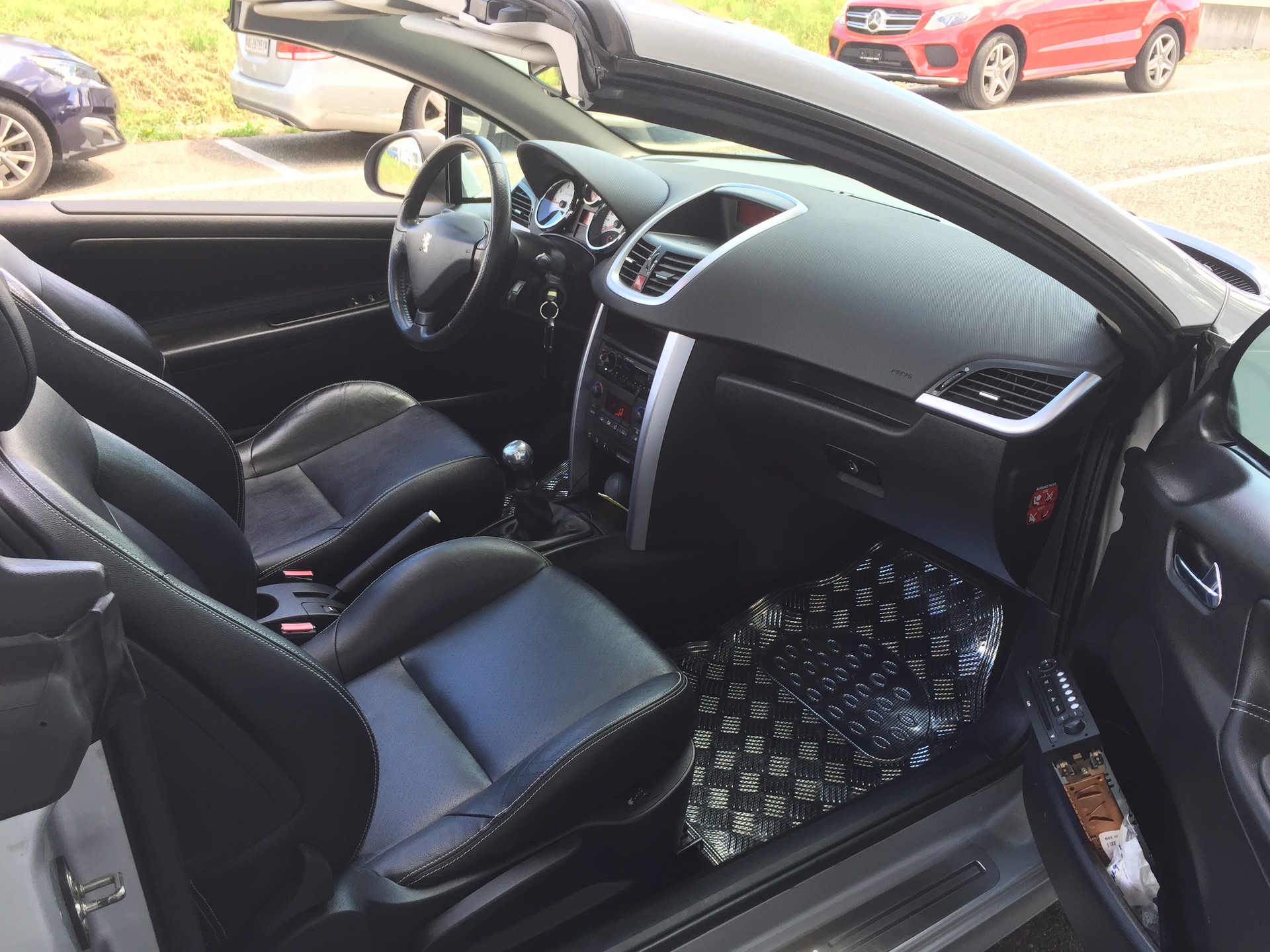PEUGEOT 207 CC 1.6 16V Turbo Platinium Edition-image-8