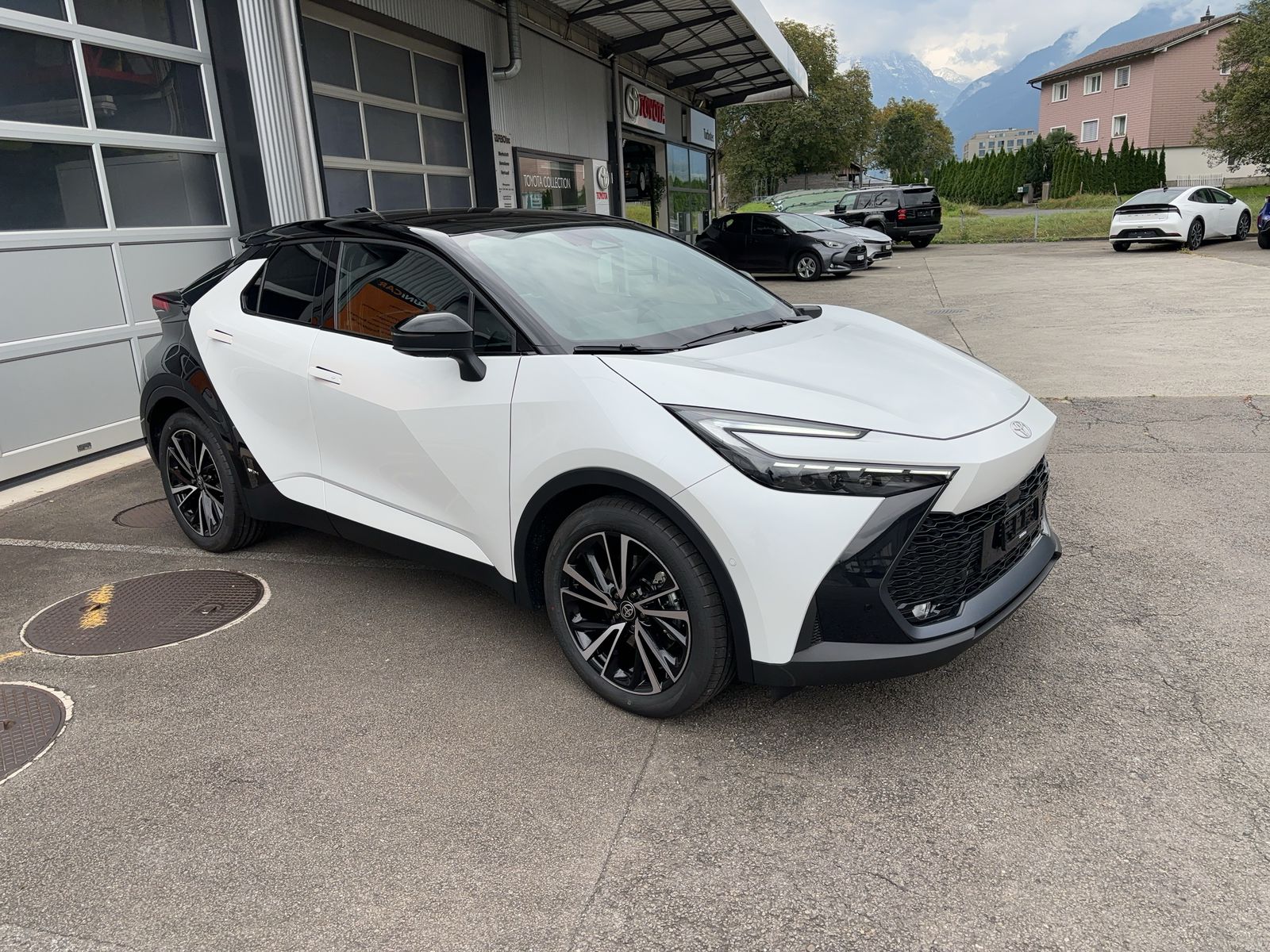 TOYOTA C-HR 2.0 Hybrid Style 4WD Premiere-image-4
