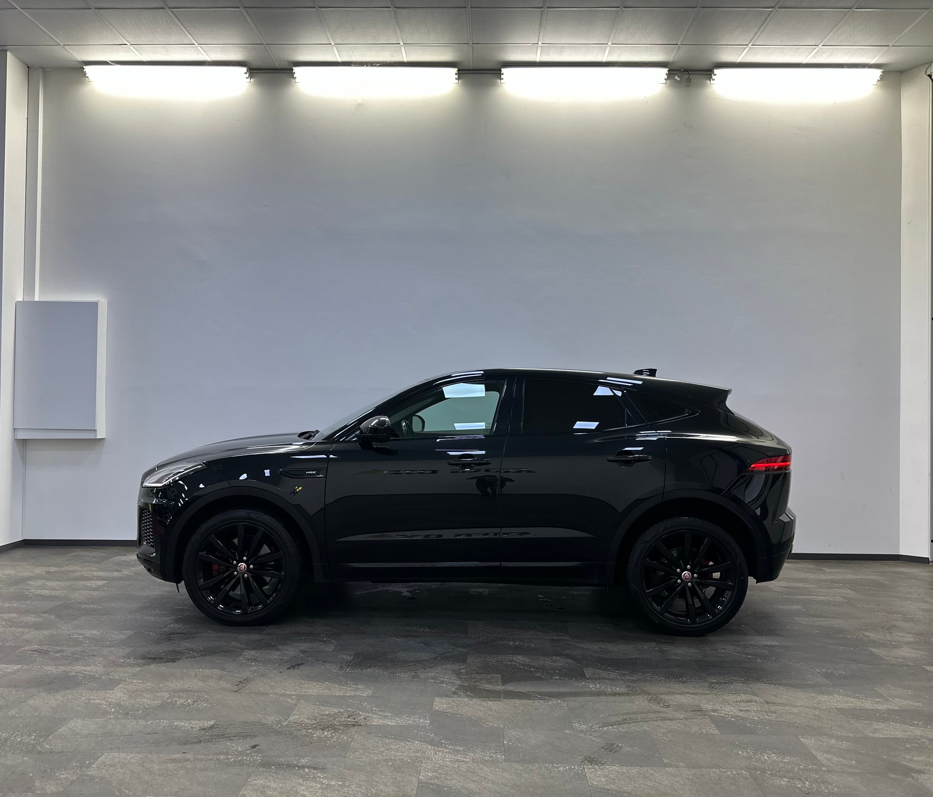 JAGUAR E-Pace 2.0d D240 R-Dynamic HSE AWD Automatik-image-1