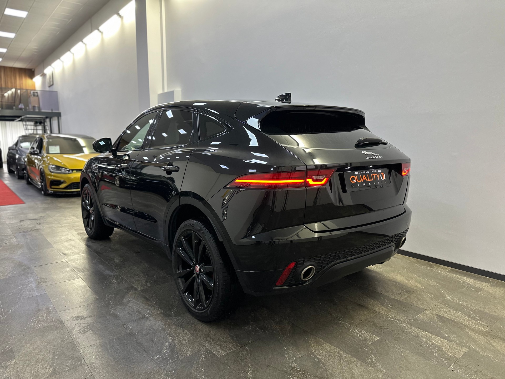 JAGUAR E-Pace 2.0d D240 R-Dynamic HSE AWD Automatik-image-2