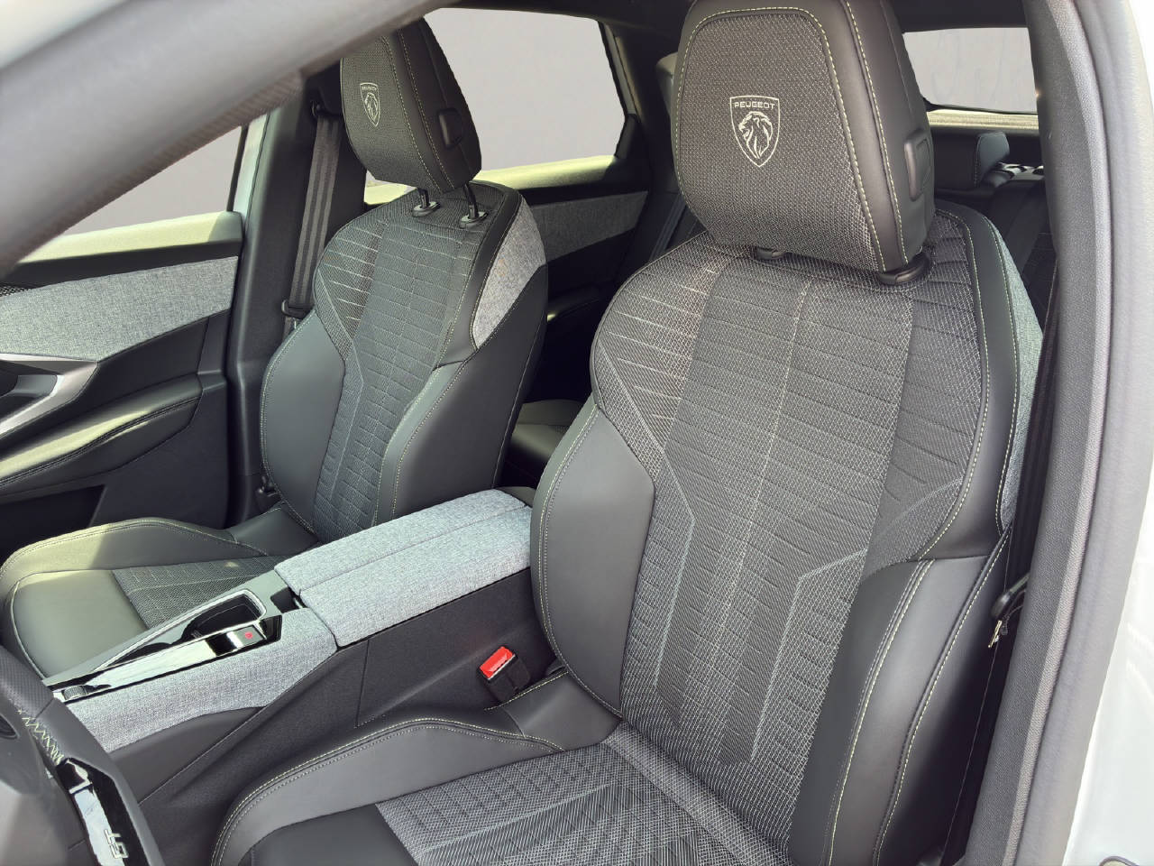 PEUGEOT 3008 1.2 Hybrid GT-image-6