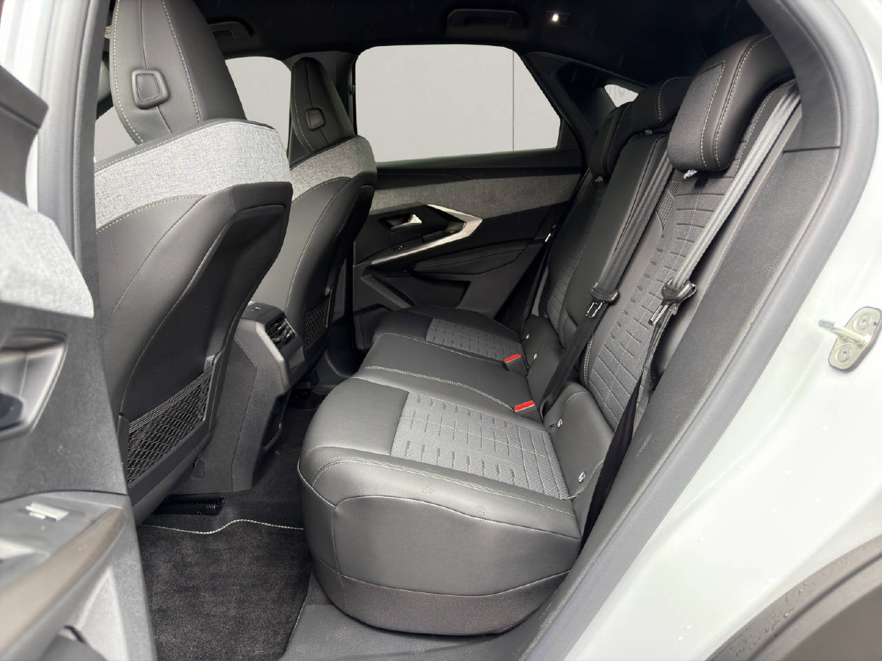 PEUGEOT 3008 1.2 Hybrid GT-image-9