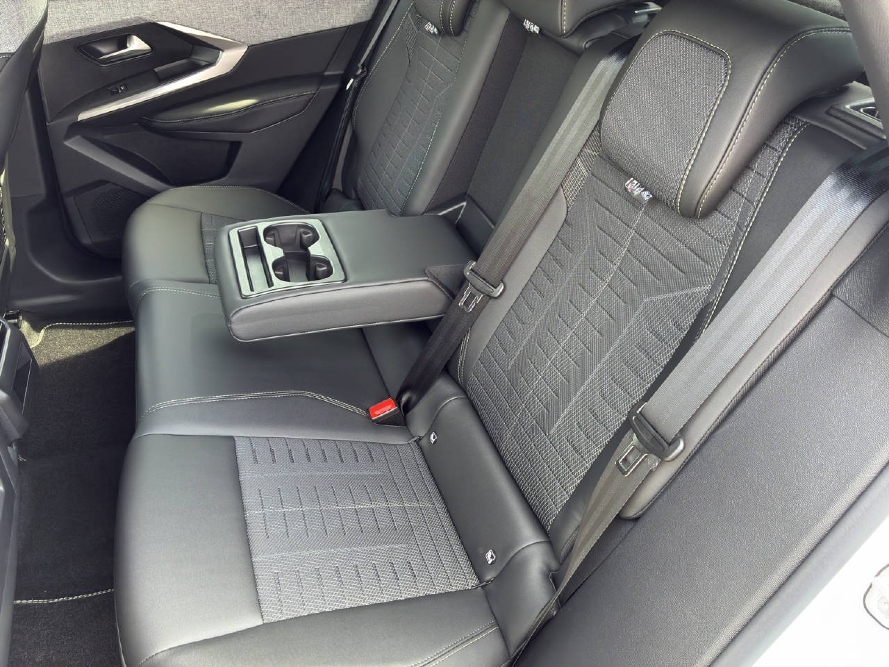 PEUGEOT 3008 1.2 Hybrid GT-image-9