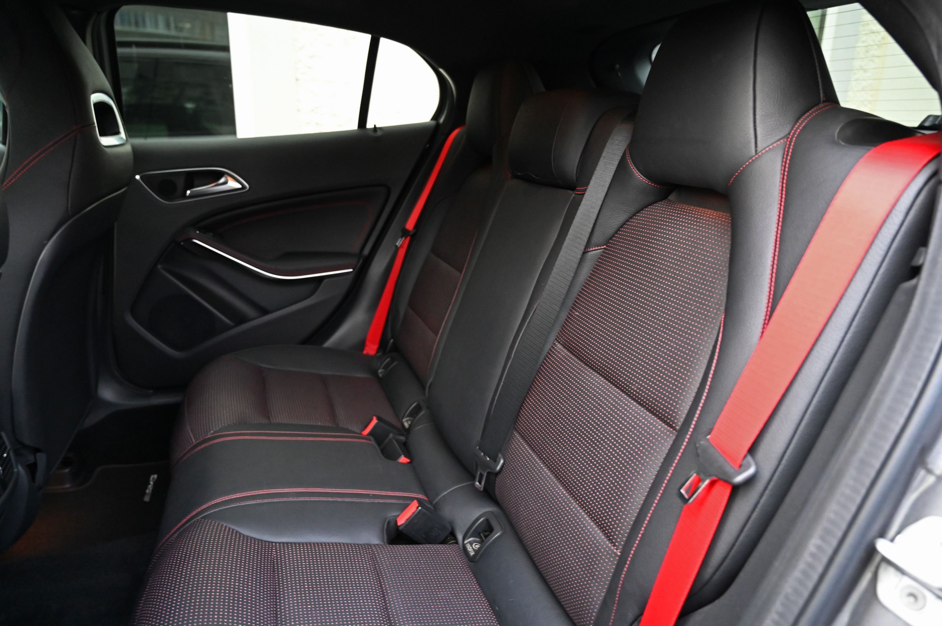 MERCEDES-BENZ GLA 250 AMG Line 7G-DCT-image-12