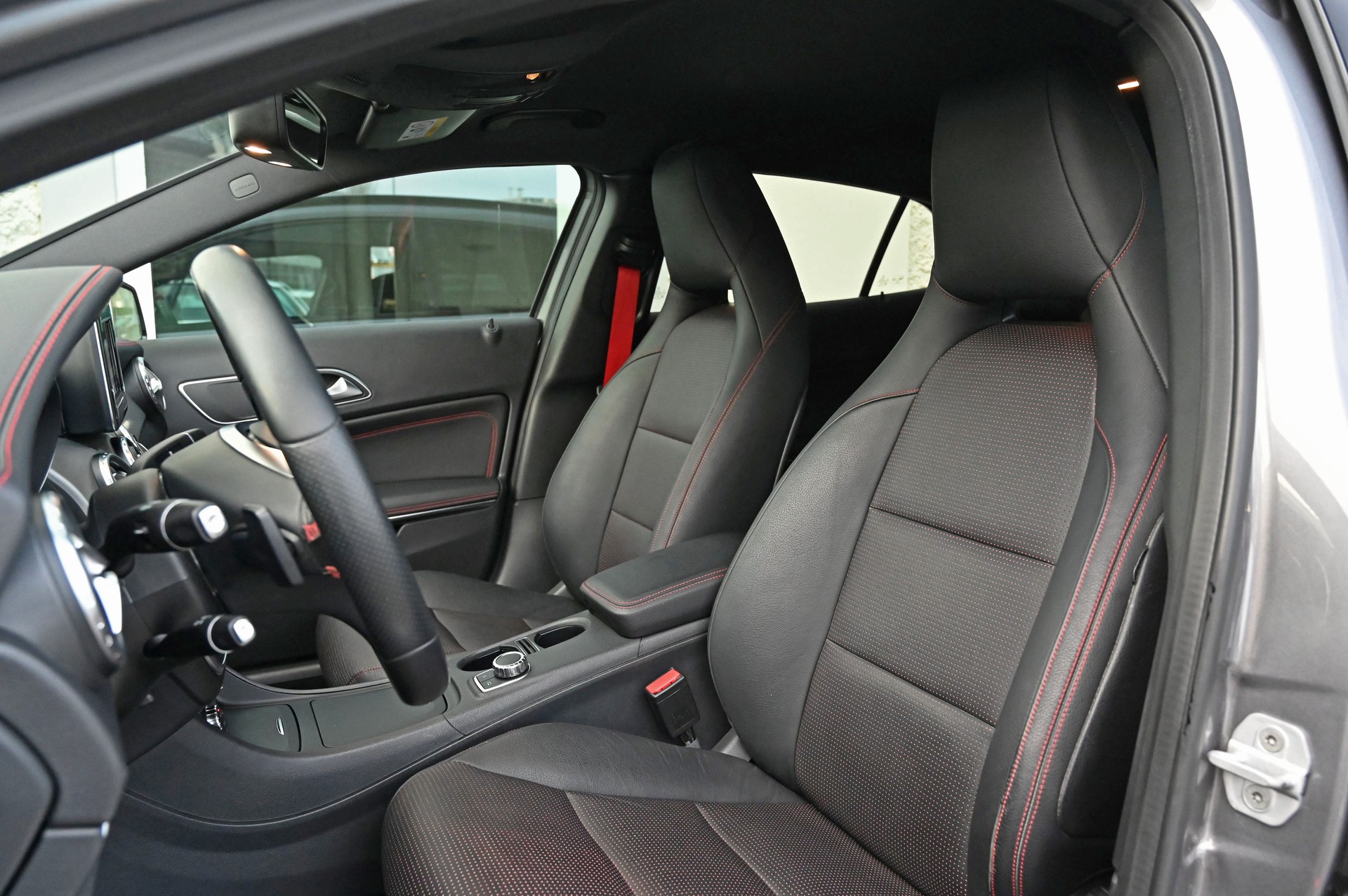 MERCEDES-BENZ GLA 250 AMG Line 7G-DCT-image-5