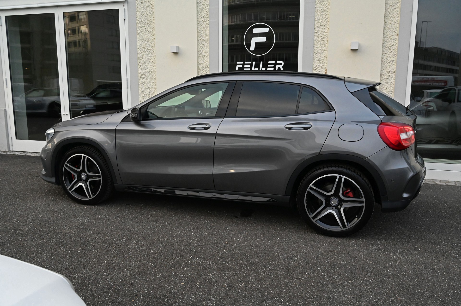 MERCEDES-BENZ GLA 250 AMG Line 7G-DCT-image-3