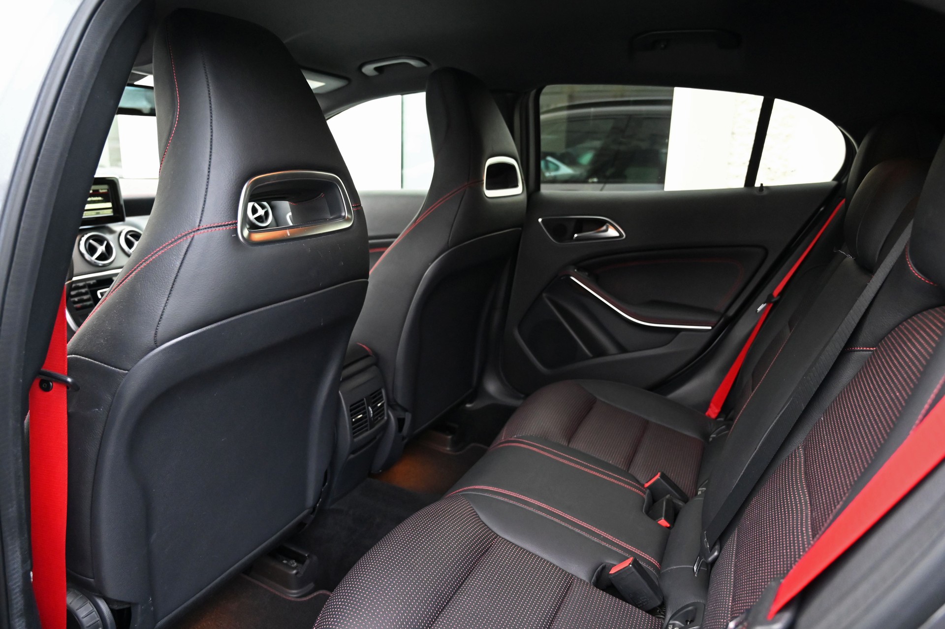 MERCEDES-BENZ GLA 250 AMG Line 7G-DCT-image-13