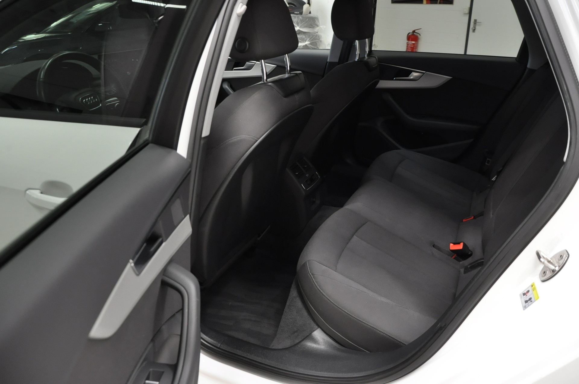 AUDI A4 Avant 40 TDI Attraction quattro S-tronic-image-15