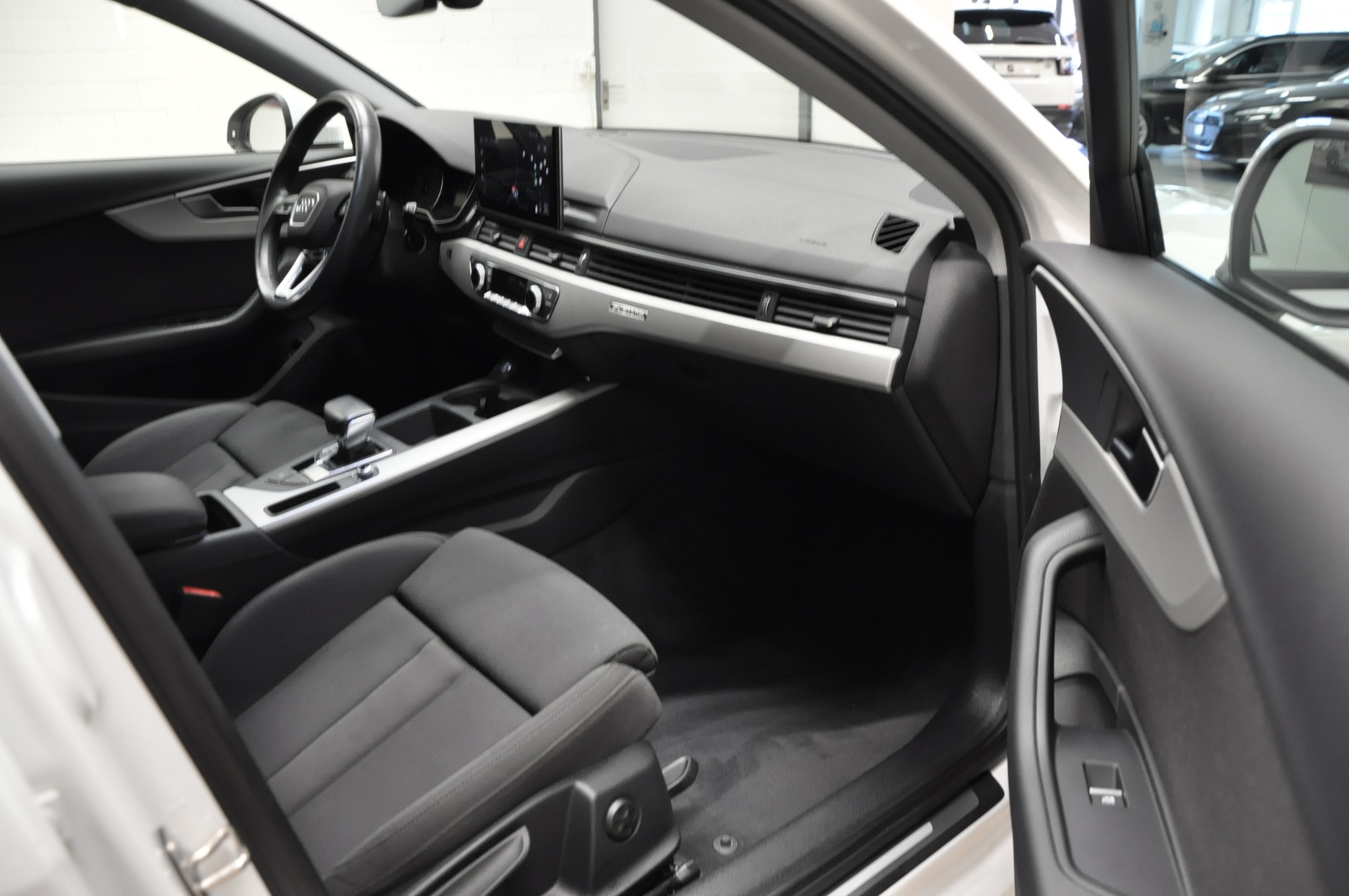 AUDI A4 Avant 40 TDI Attraction quattro S-tronic-image-12