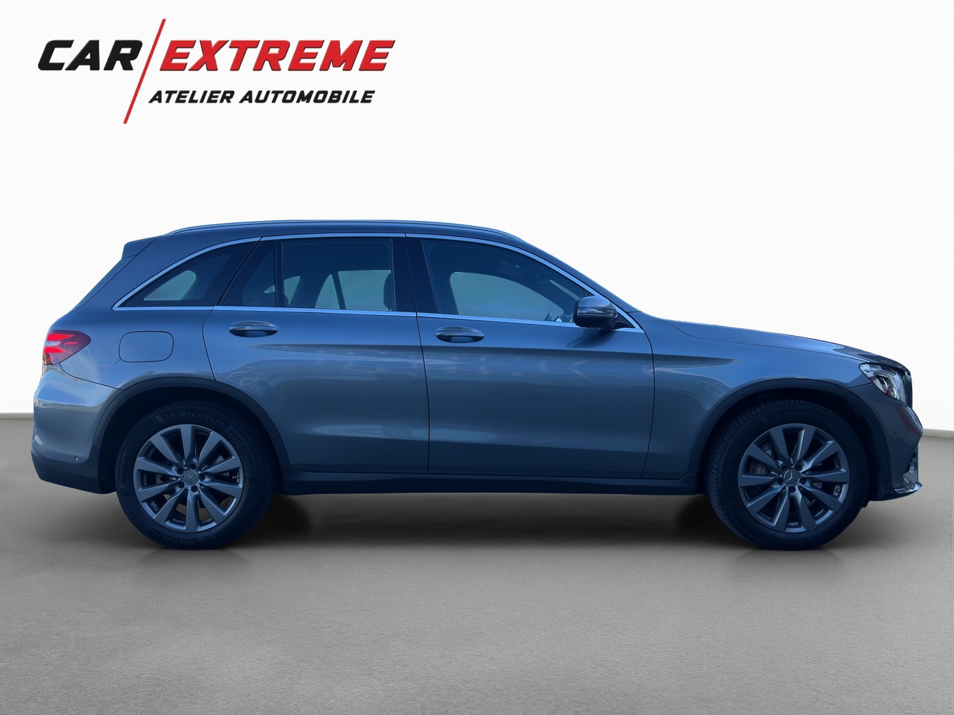 MERCEDES-BENZ GLC 250 AMG Line 4Matic 9G-Tronic-showroom-element-3