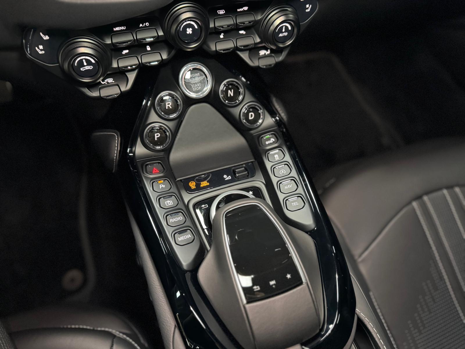 ASTON MARTIN V8 Vantage 4.0 Coupé-image-17