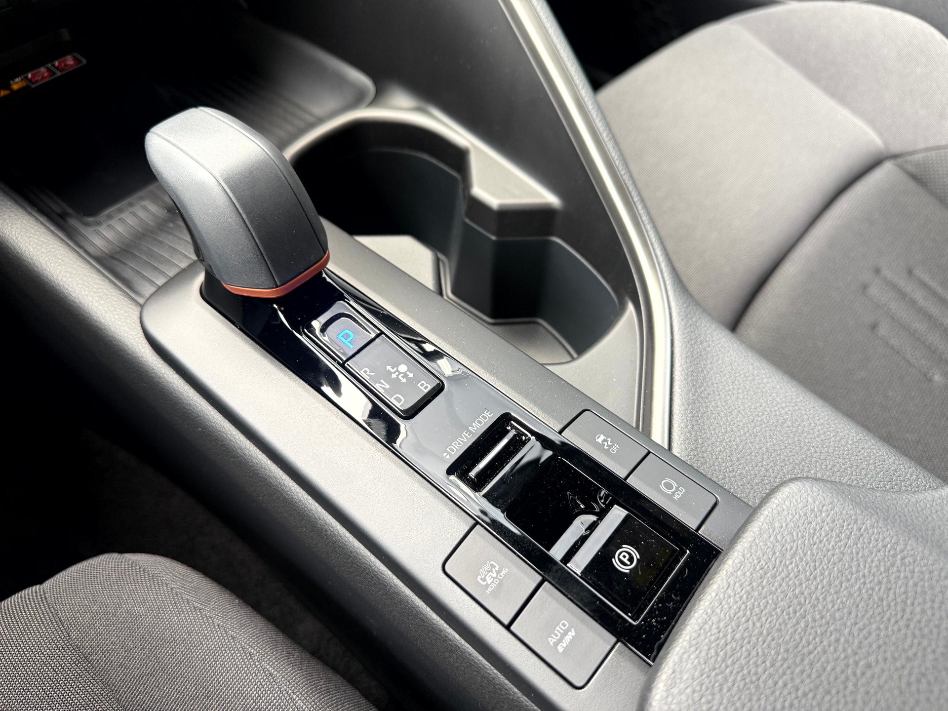 TOYOTA C-HR 2.0 PHEV CVT Swiss Edition-image-24