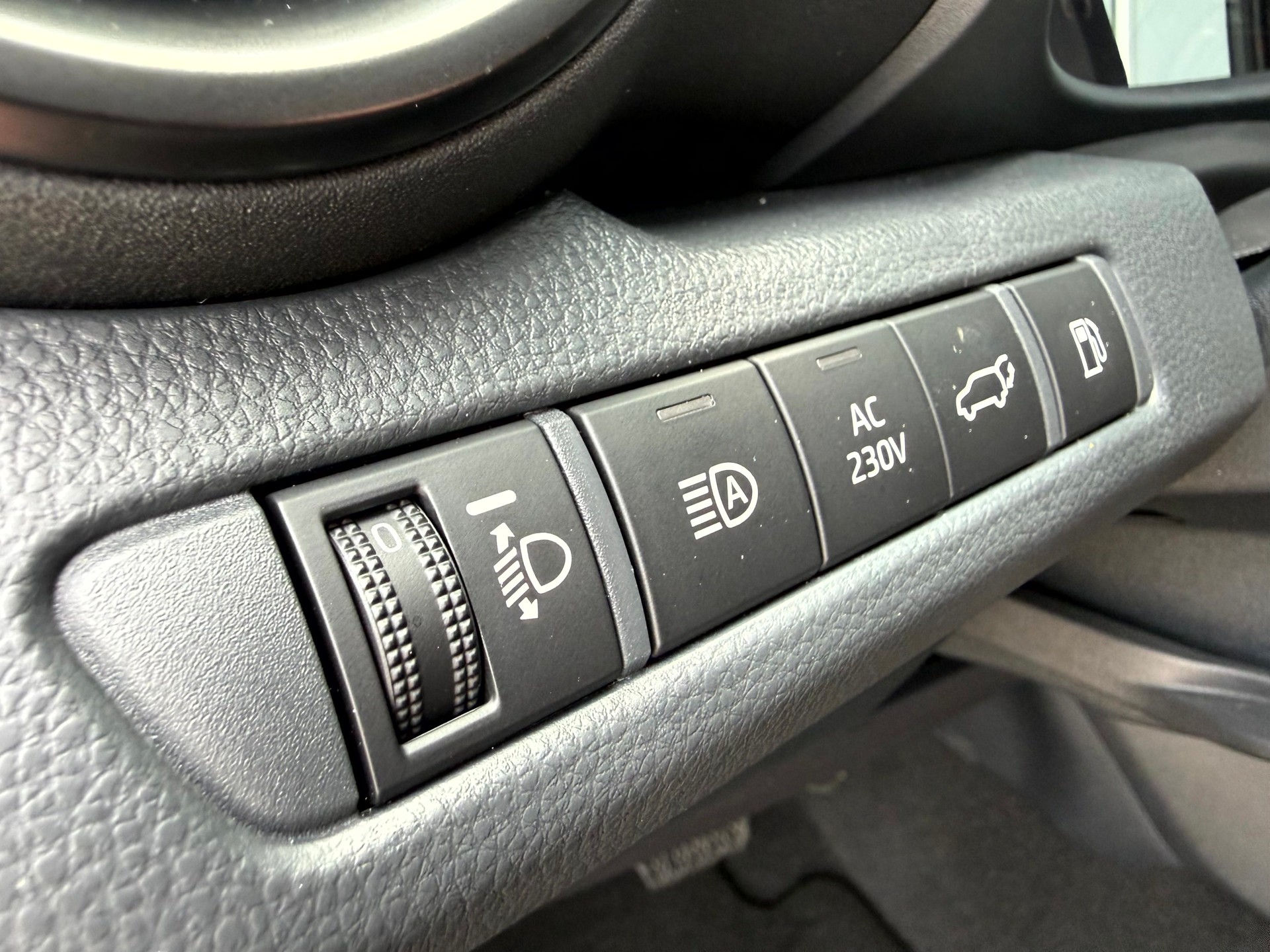 TOYOTA C-HR 2.0 PHEV CVT Swiss Edition-image-19