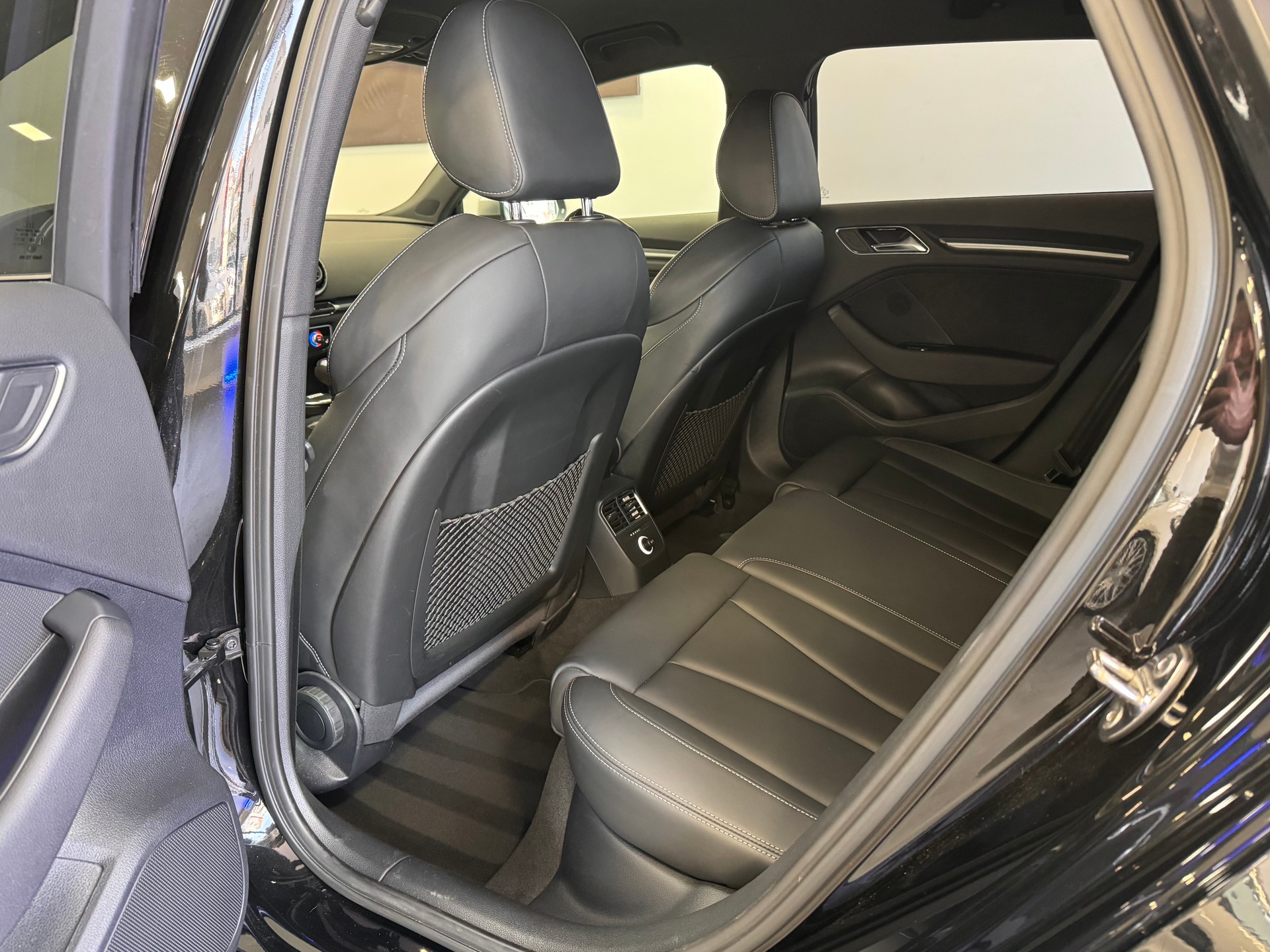 AUDI RS3 Sportback 2.5 TSI quattro S-tronic *Matrix LED / MMI PLUS / Metallic / Ambientebeleuchtung*-image-8