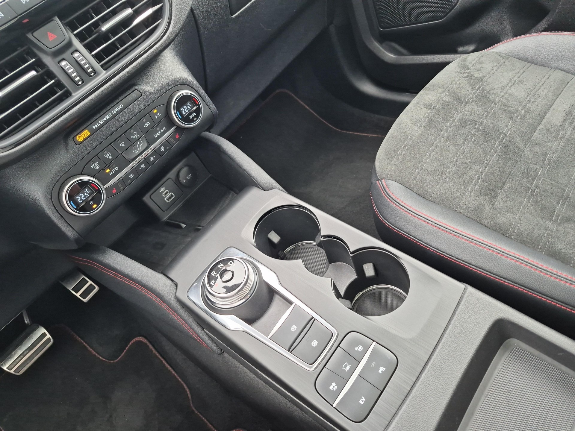 FORD Kuga 2.5 Plug-in Hybrid ST-Line X-image-16