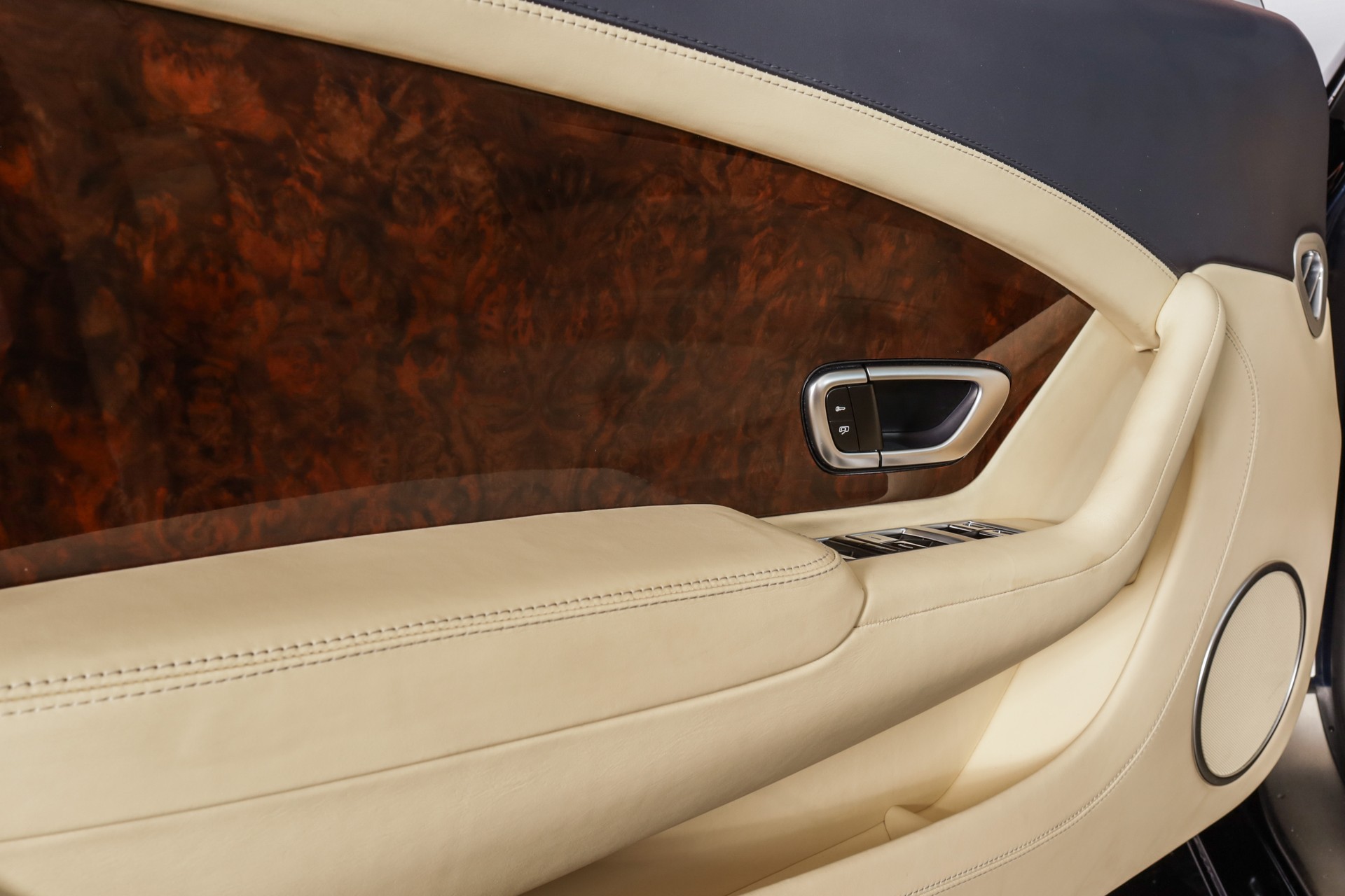 BENTLEY Continental GTC 6.0 W12-image-19