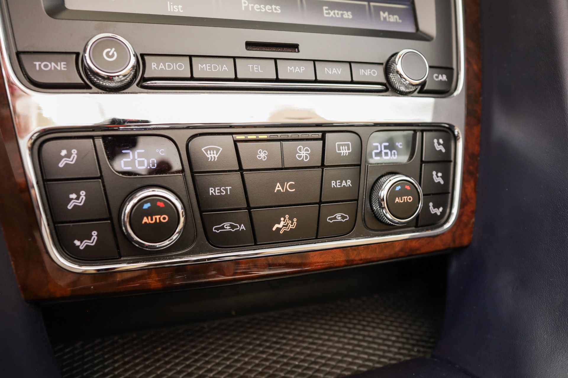 BENTLEY Continental GTC 6.0 W12-image-21