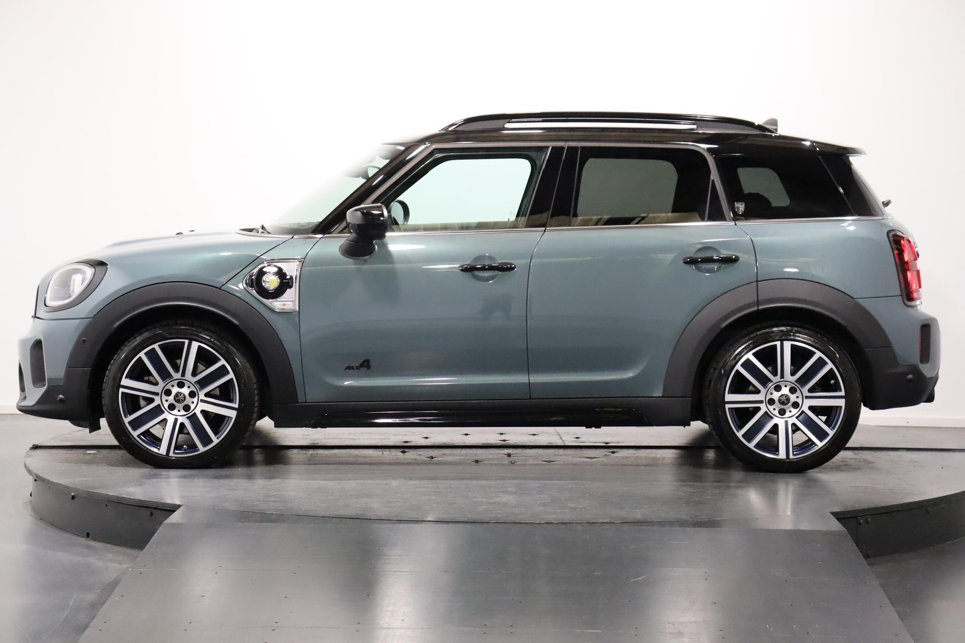 MINI Countryman F60 1.5i Cooper S E ALL4-image-2