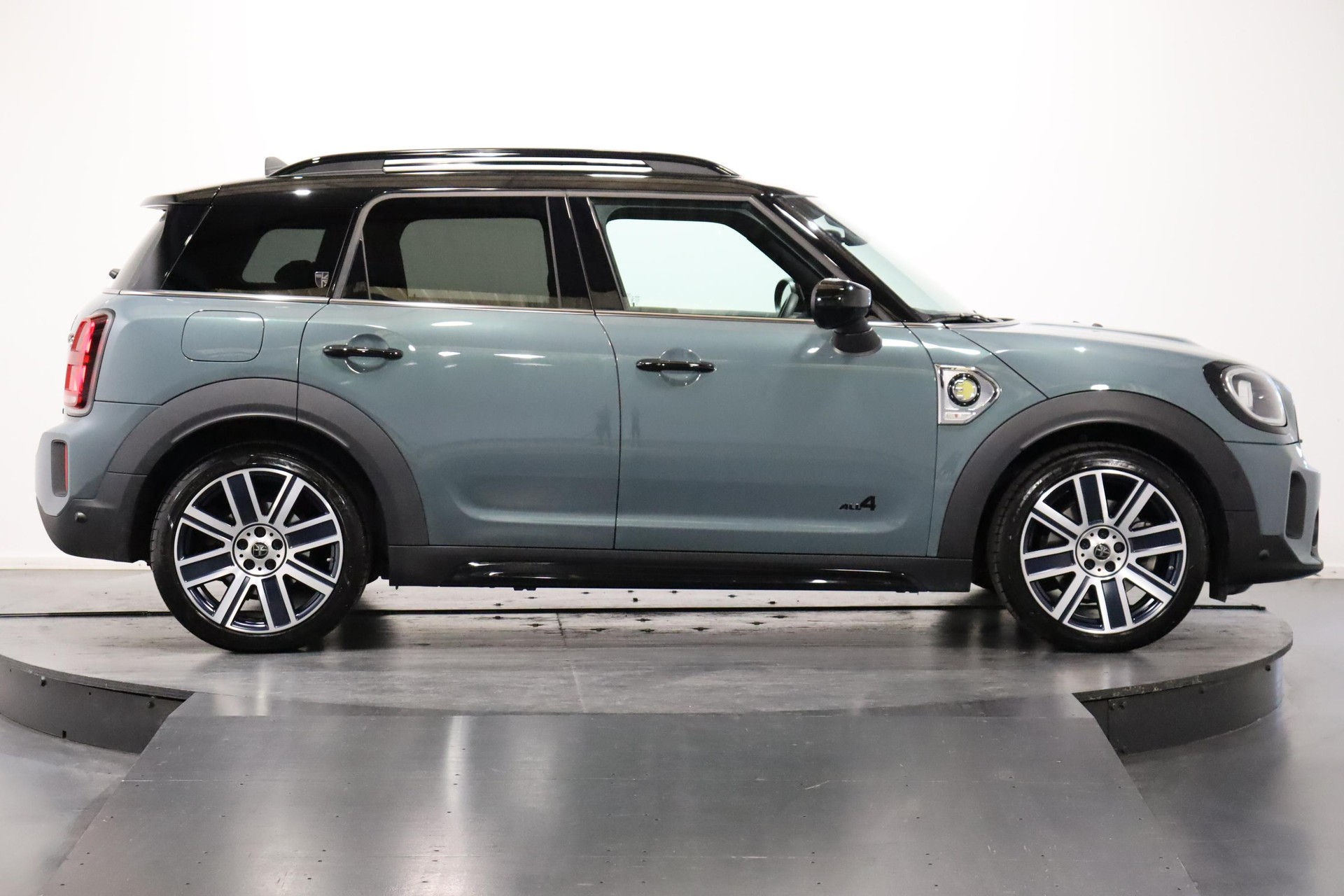 MINI Countryman F60 1.5i Cooper S E ALL4-image-4