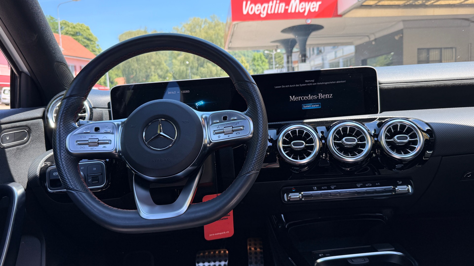 MERCEDES-BENZ A 200 AMG Line 7G-DCT-image-13