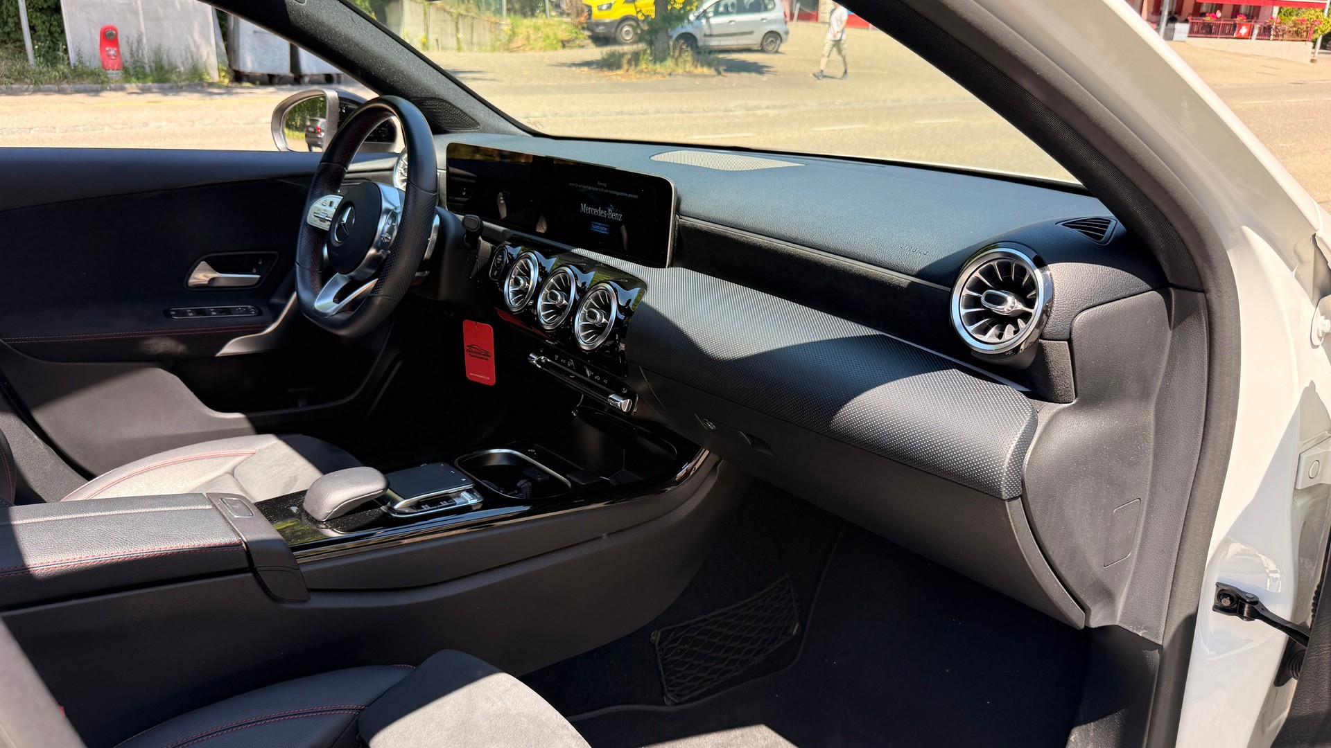 MERCEDES-BENZ A 200 AMG Line 7G-DCT-image-12
