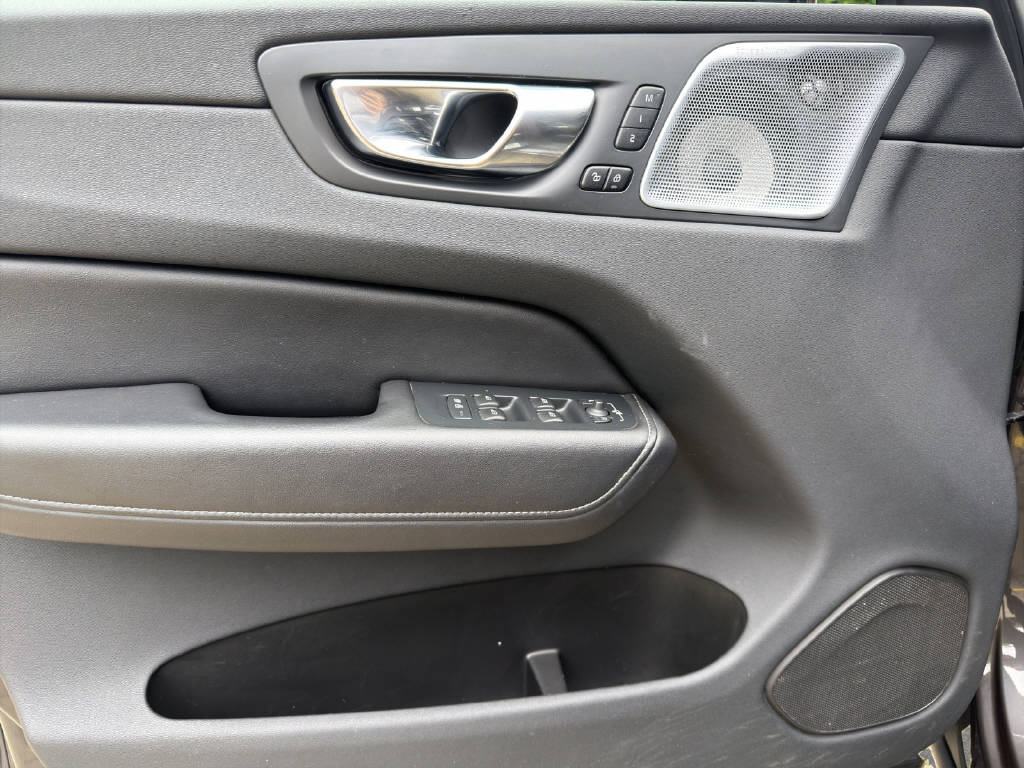 VOLVO XC60 2.0 T8 TE R-Design eAWD-image-6