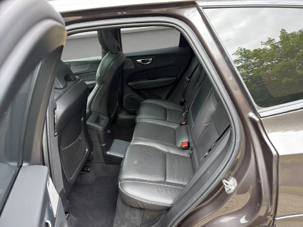 VOLVO XC60 2.0 T8 TE R-Design eAWD-image-12