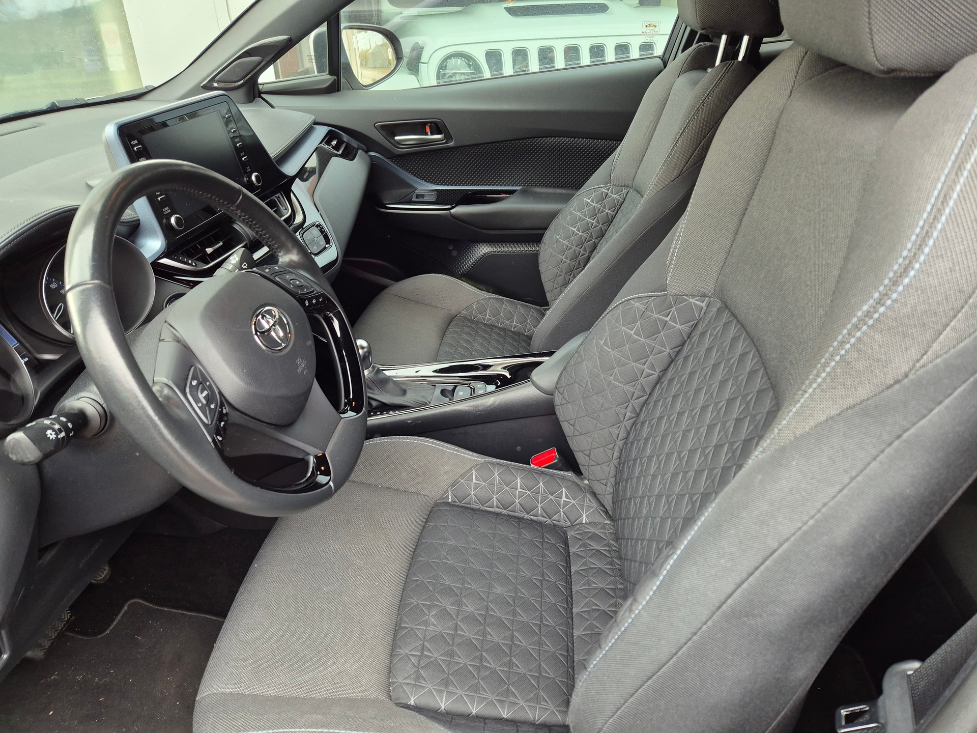 TOYOTA C-HR 1.8 HSD CVT Trend-image-4