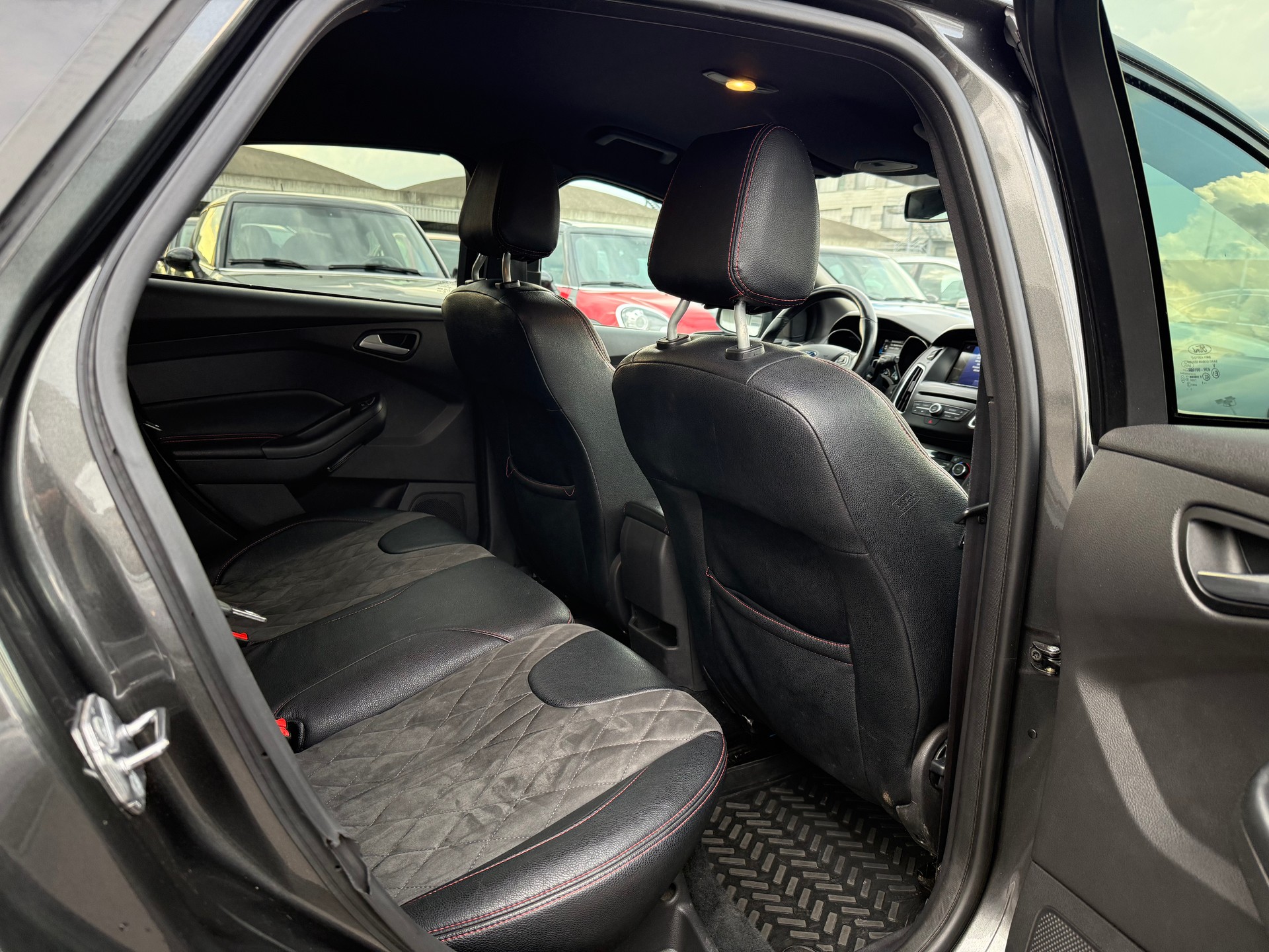FORD Focus 1.5 SCTi ST Line 182PS / Frisch ab MFK / 1 Jahr Garantie / Rückfahrkamera / Leder/Alcantara / Navi / Lenkradheizung-image-12