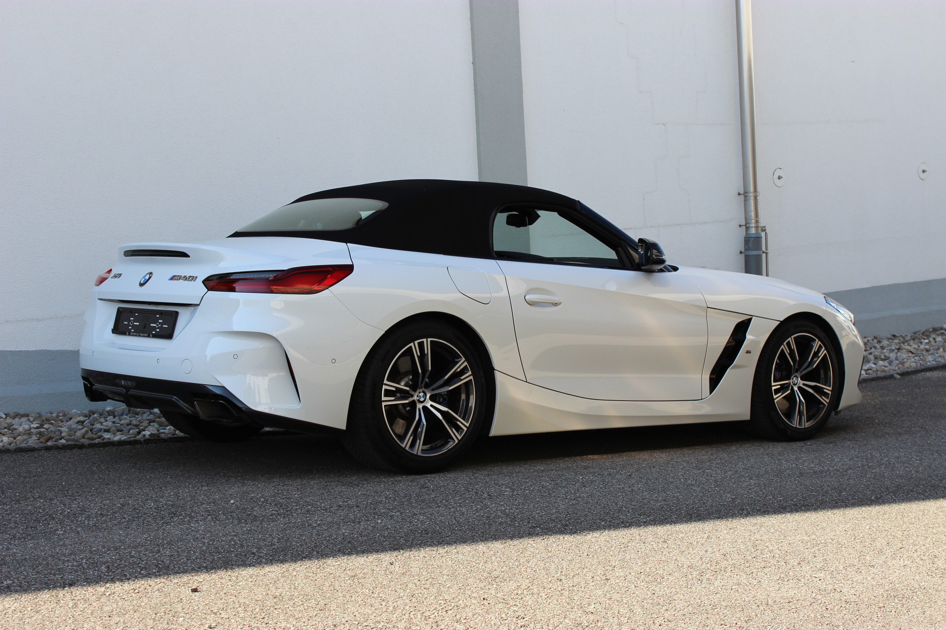 BMW Z4 M40i-showroom-element-2