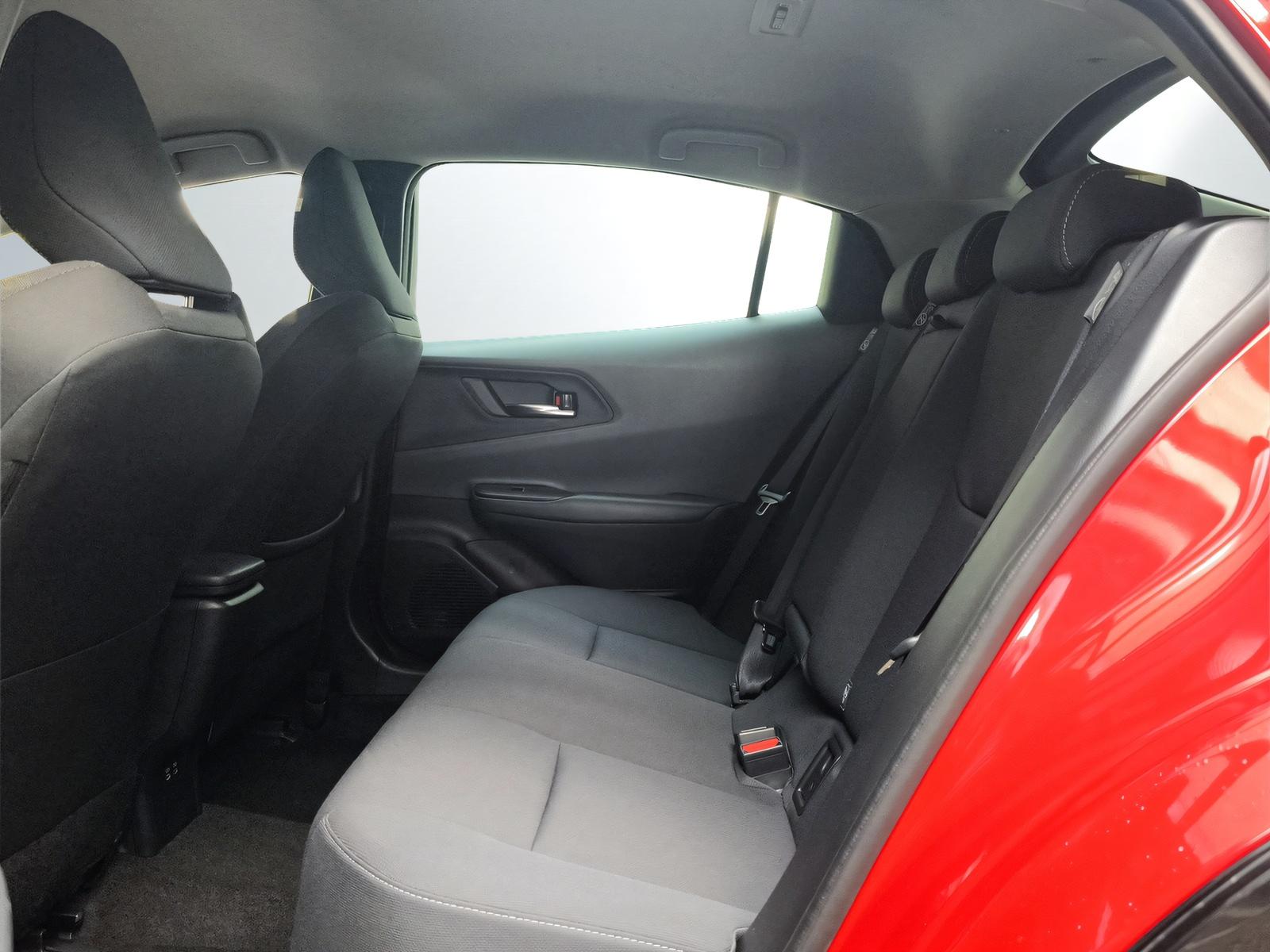 TOYOTA Prius 2.0 Plug-In-Hybrid Style-image-8