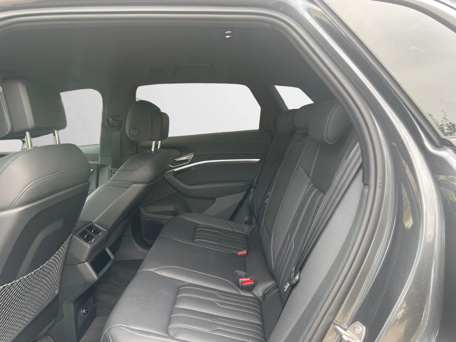 AUDI e-tron 55 S Line Black Edition quattro-image-6