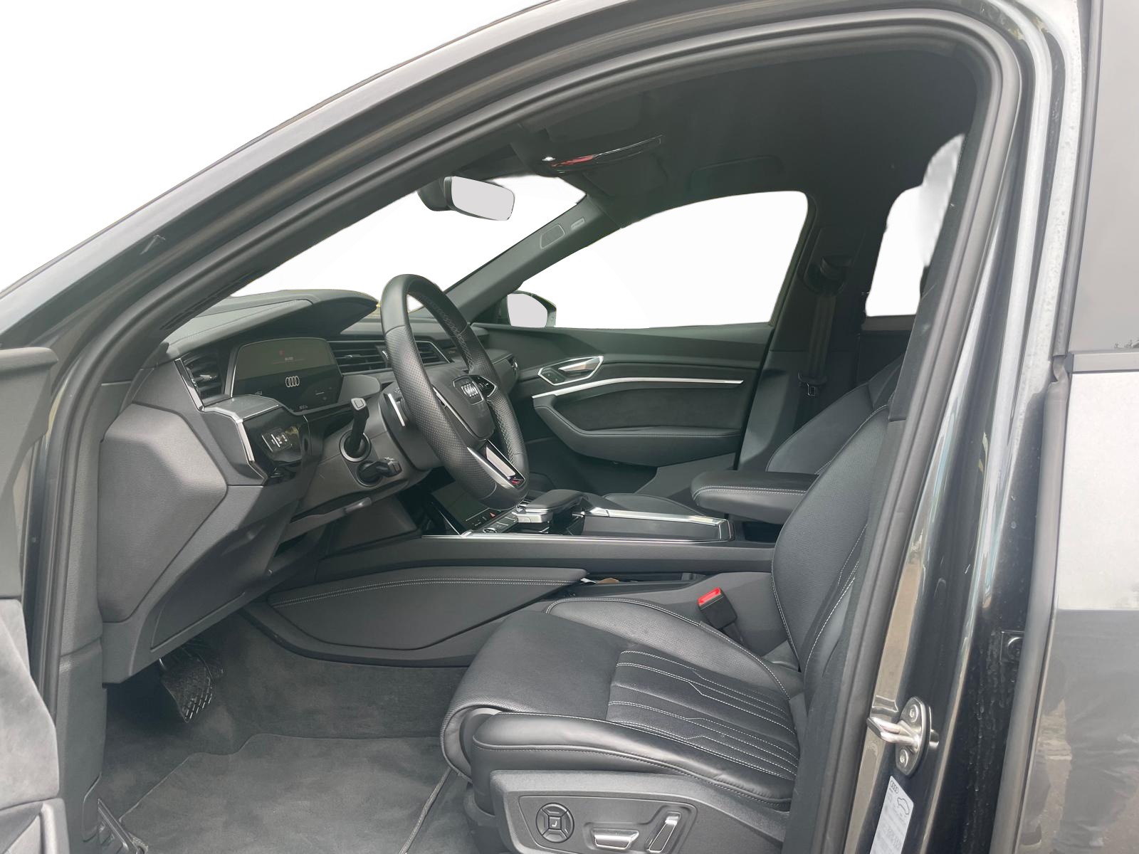 AUDI e-tron 55 S Line Black Edition quattro-image-4