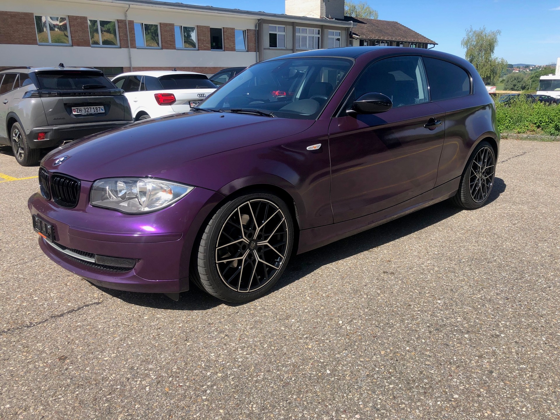 BMW 120i-showroom-element-1