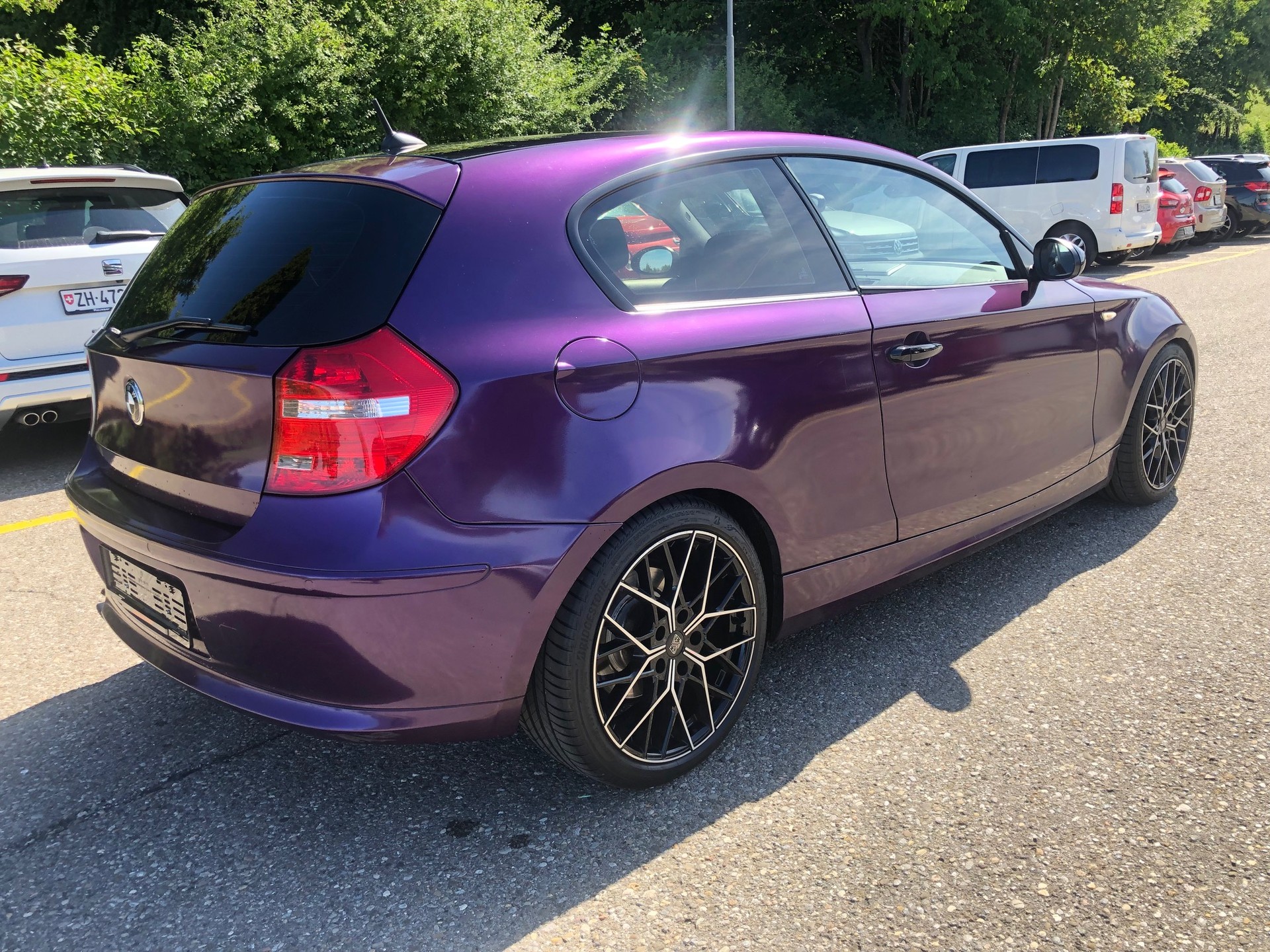 BMW 120i-showroom-element-3
