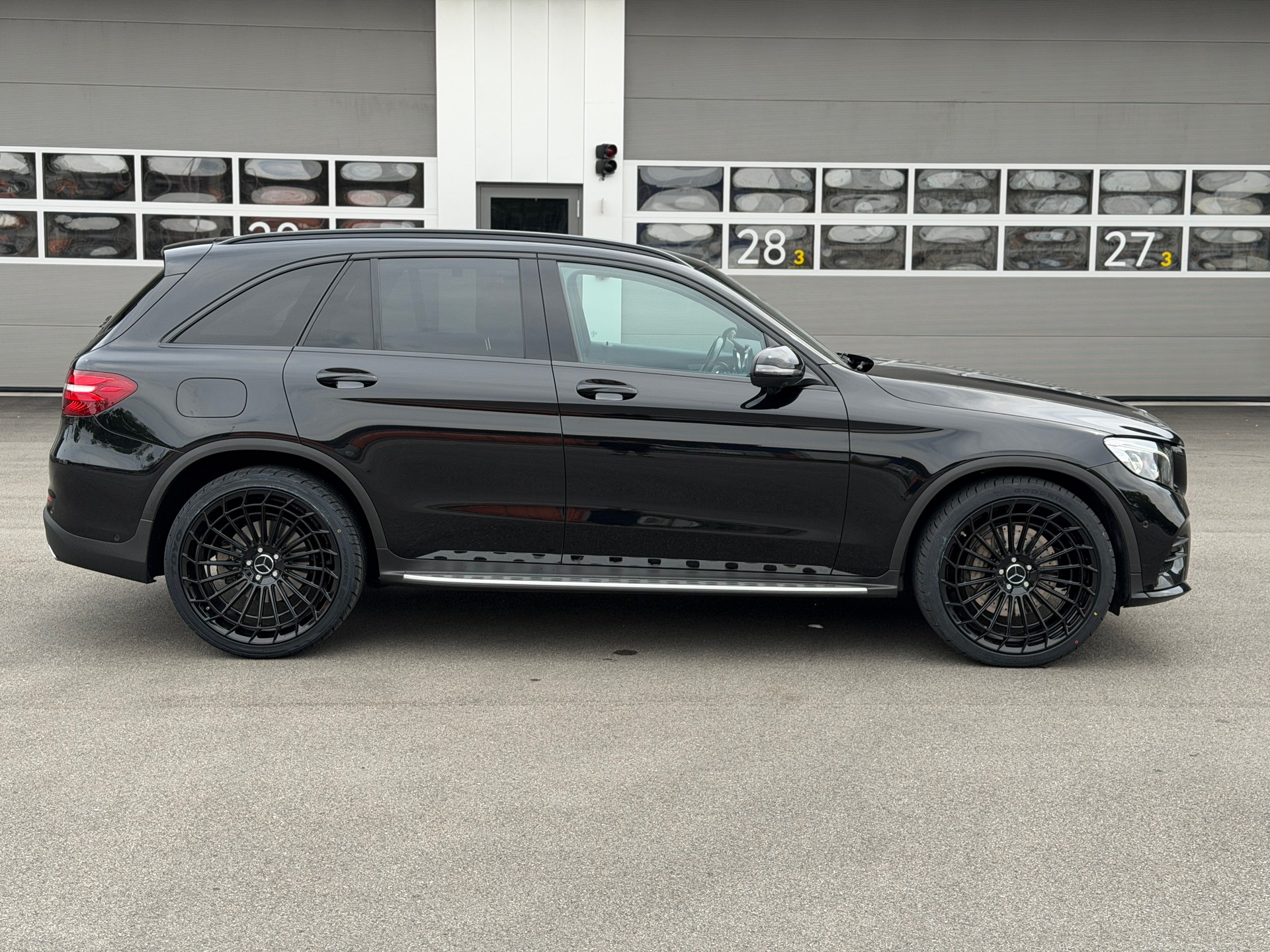 MERCEDES-BENZ GLC 300 4Matic AMG Line 9G-Tronic-showroom-element-2