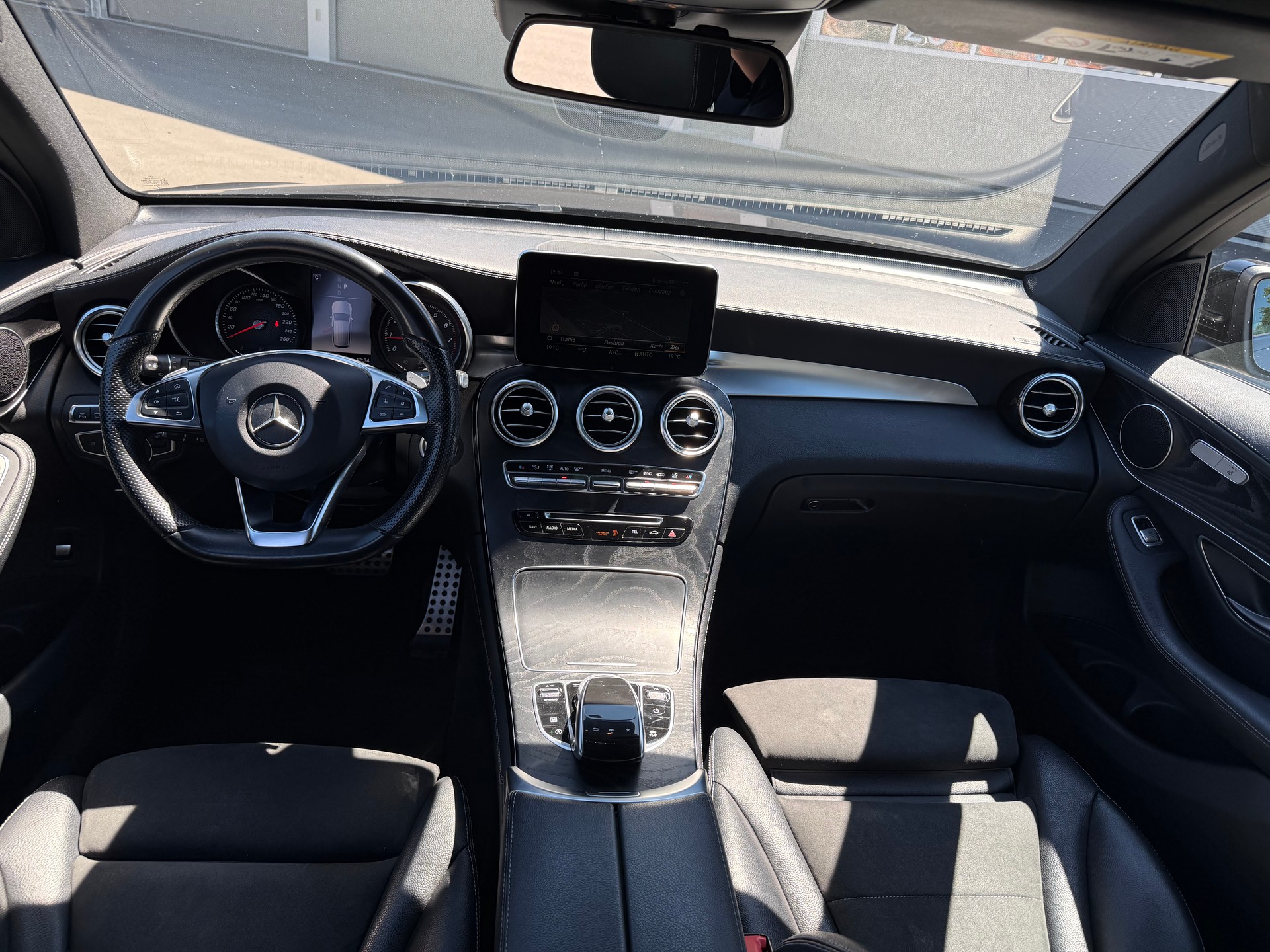 MERCEDES-BENZ GLC 300 4Matic AMG Line 9G-Tronic-image-6