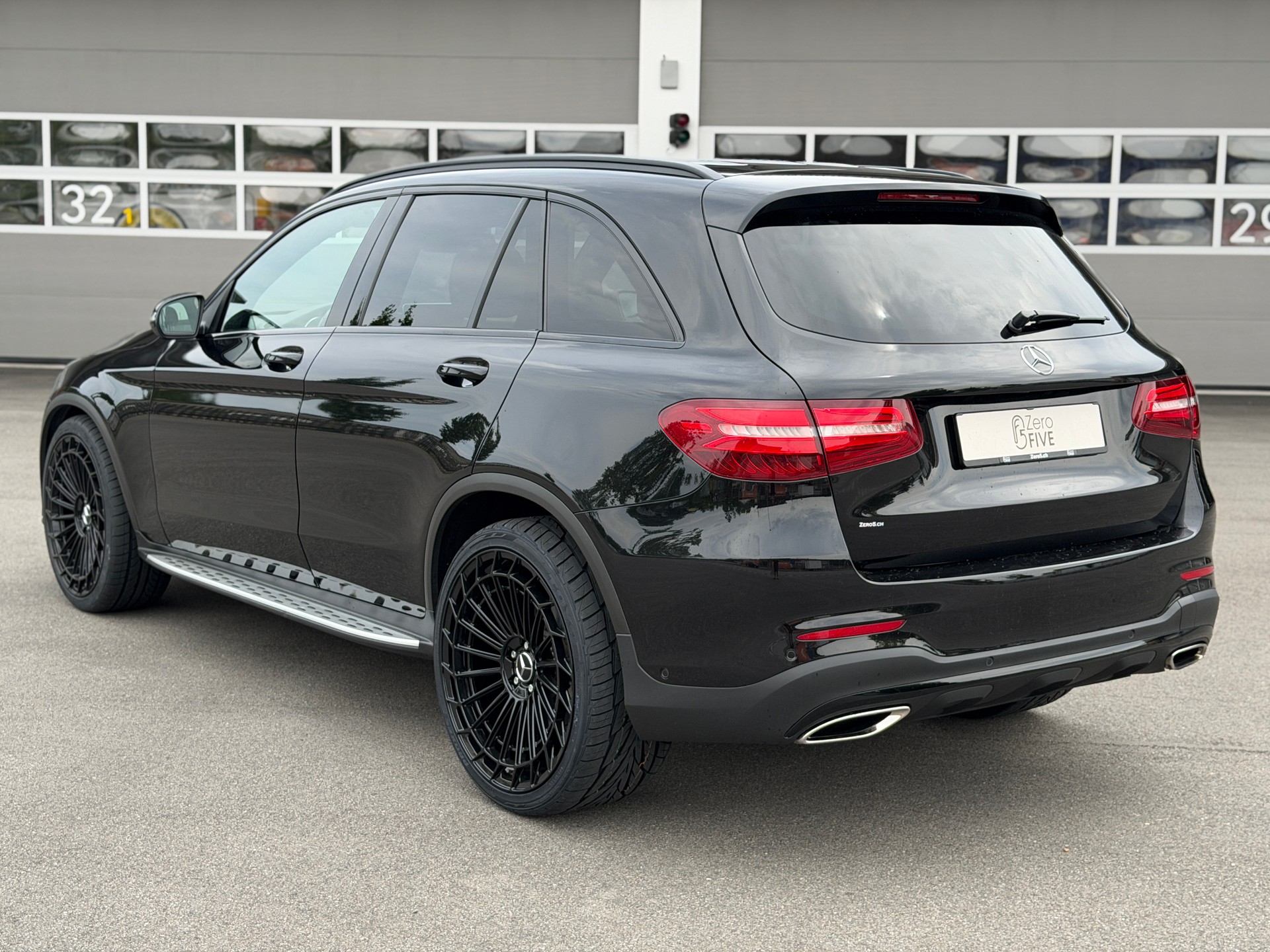 MERCEDES-BENZ GLC 300 4Matic AMG Line 9G-Tronic-image-4