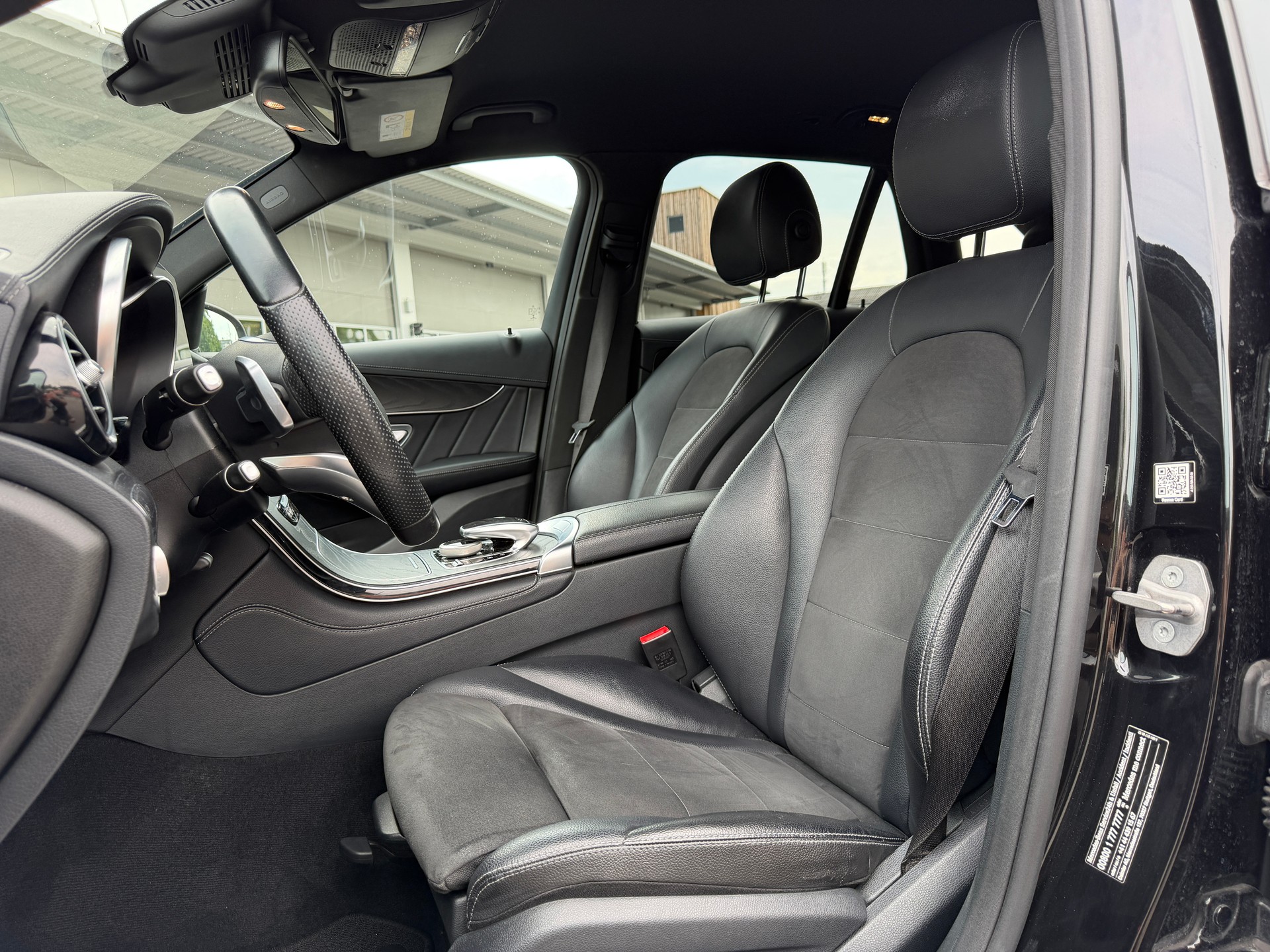 MERCEDES-BENZ GLC 300 4Matic AMG Line 9G-Tronic-image-7